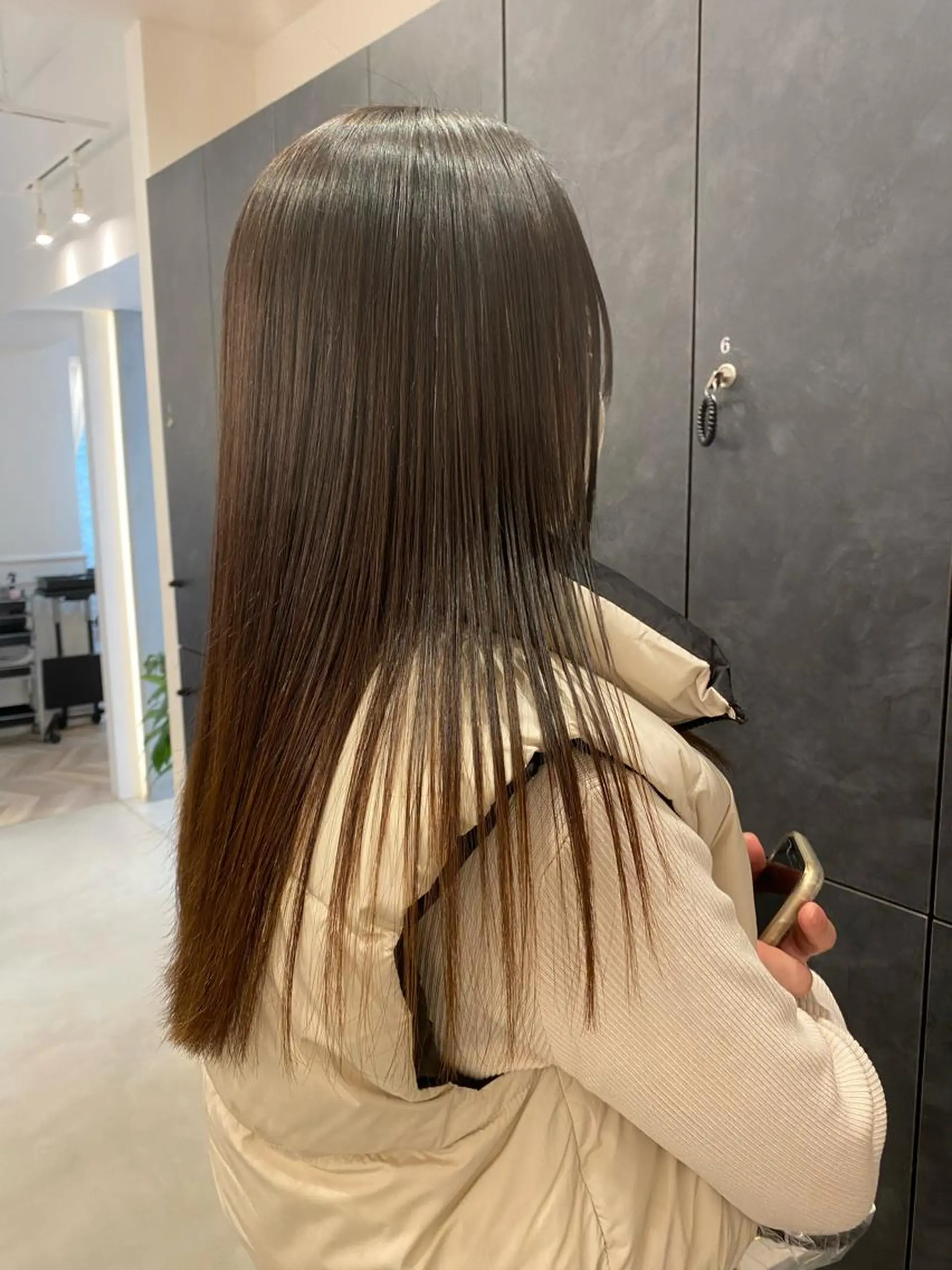 ロング 縮毛矯正 艶髪レイヤー顔周り グレージュ添田晃基のヘアスタイル