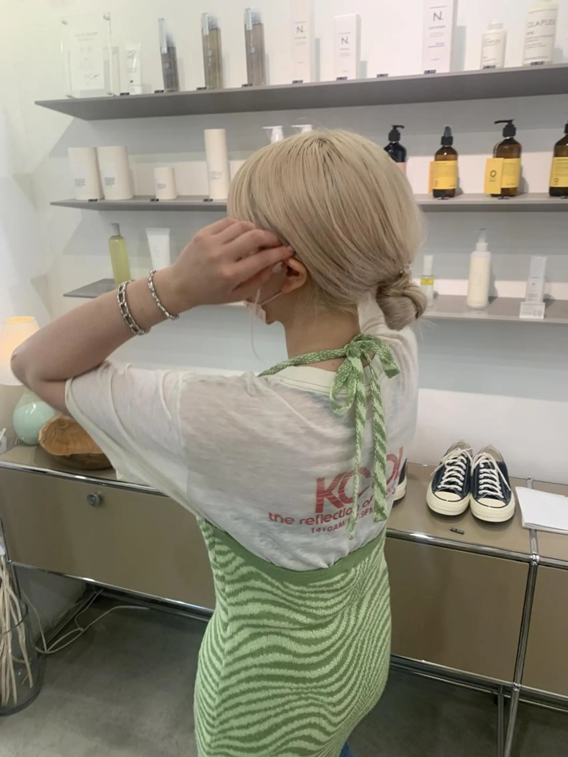 セミロング カラー ブリーチ 抜きっぱなしブロンド ブロンド ケアブリーチ ホワイトブロンド ブリーチカラーが人気 onnuのヘアスタイル