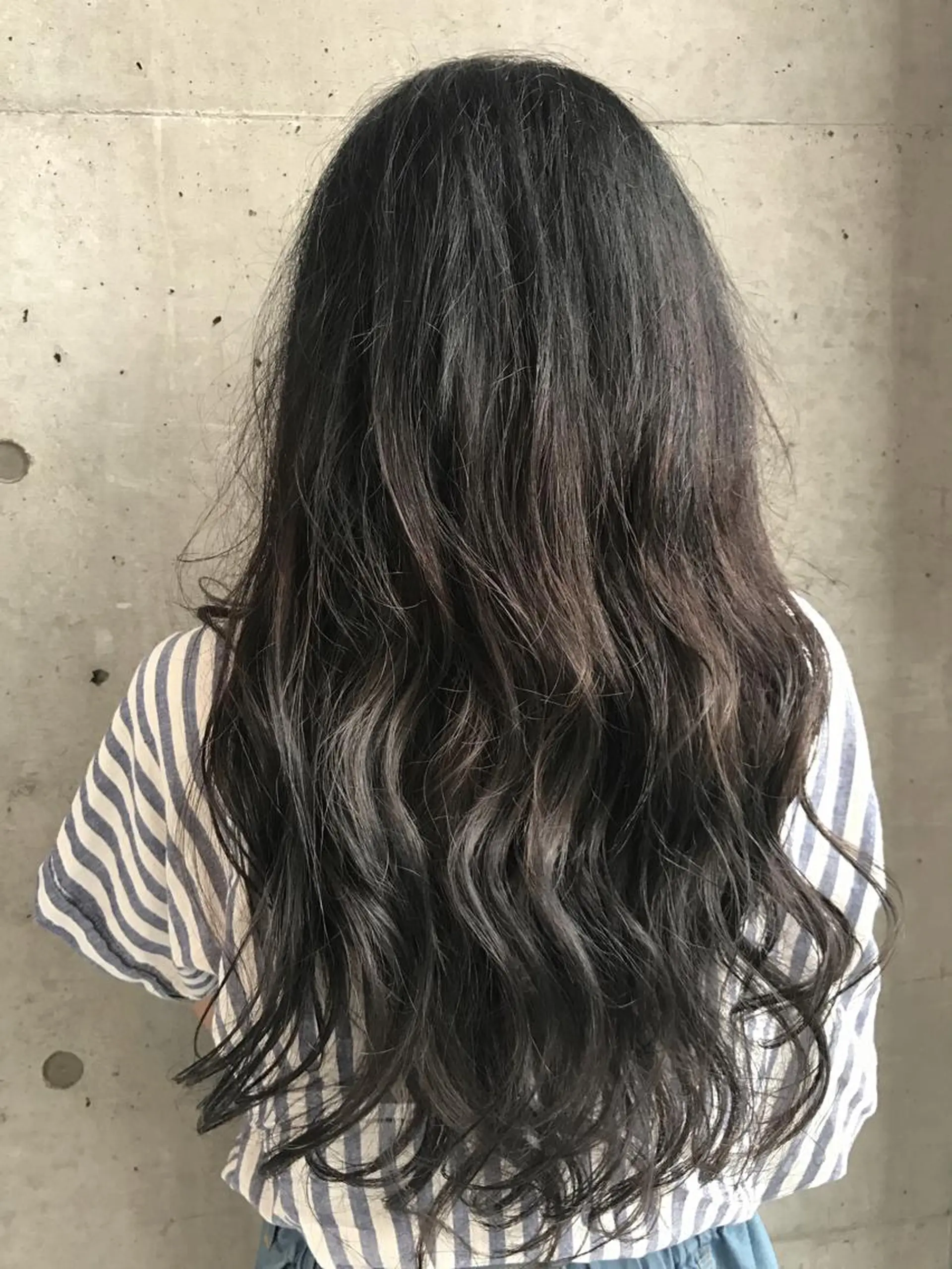 ロング カラー アッシュ アッシュグレー アッシュグレージュ グラデーションカラー グレージュ 大栗 佑也  髪質改善のヘアスタイル