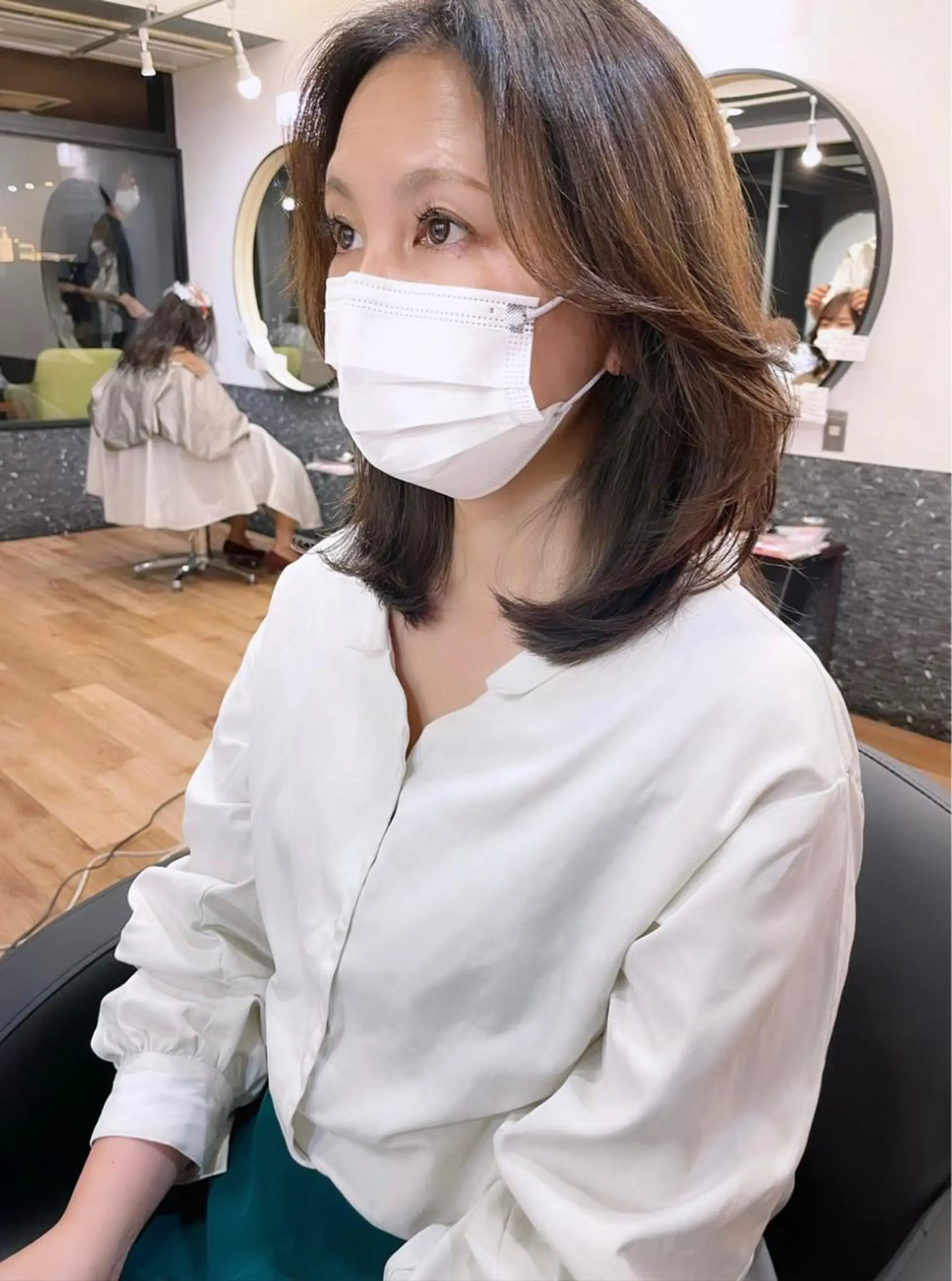 ミディアム カット レイヤーカット、 大人可愛い　中村美羅のヘアスタイル