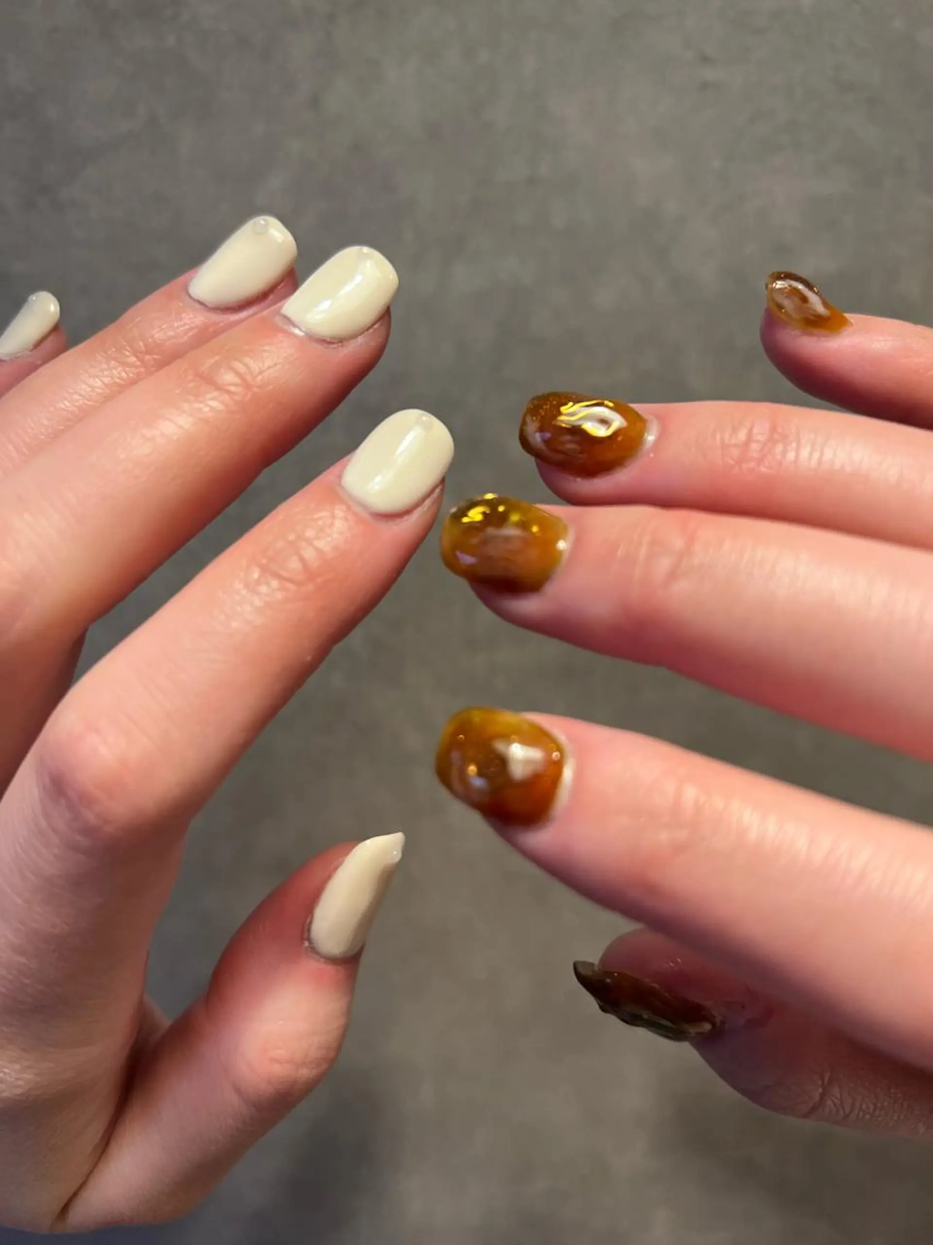 ネイル ぷっくりネイル une／YUKINA 🫧大人nuanceのネイルデザイン