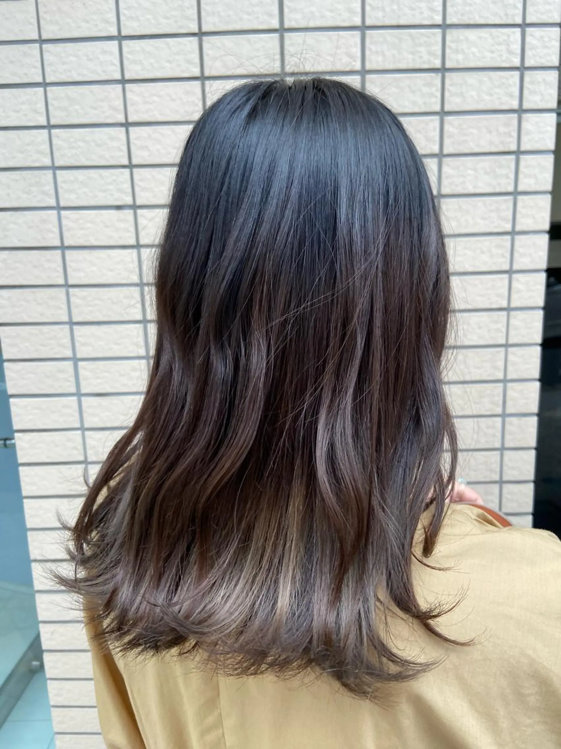 セミロング カラー ブリーチ シルバー カット ヘアカラー トリートメント 菊地 美憂のヘアスタイル