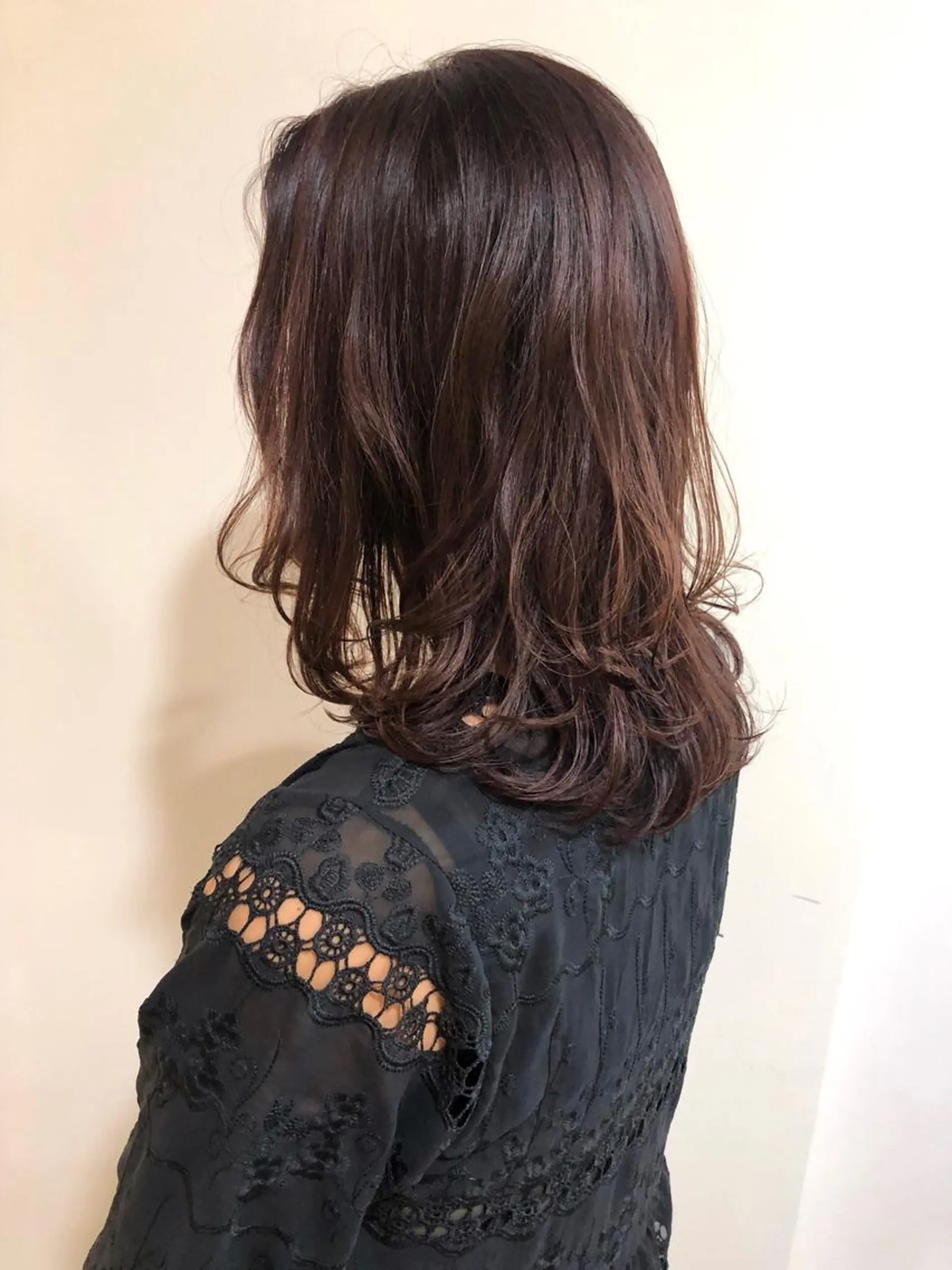 ミディアム カラー MIOベージュカラー 柔らかいカラーのヘアスタイル