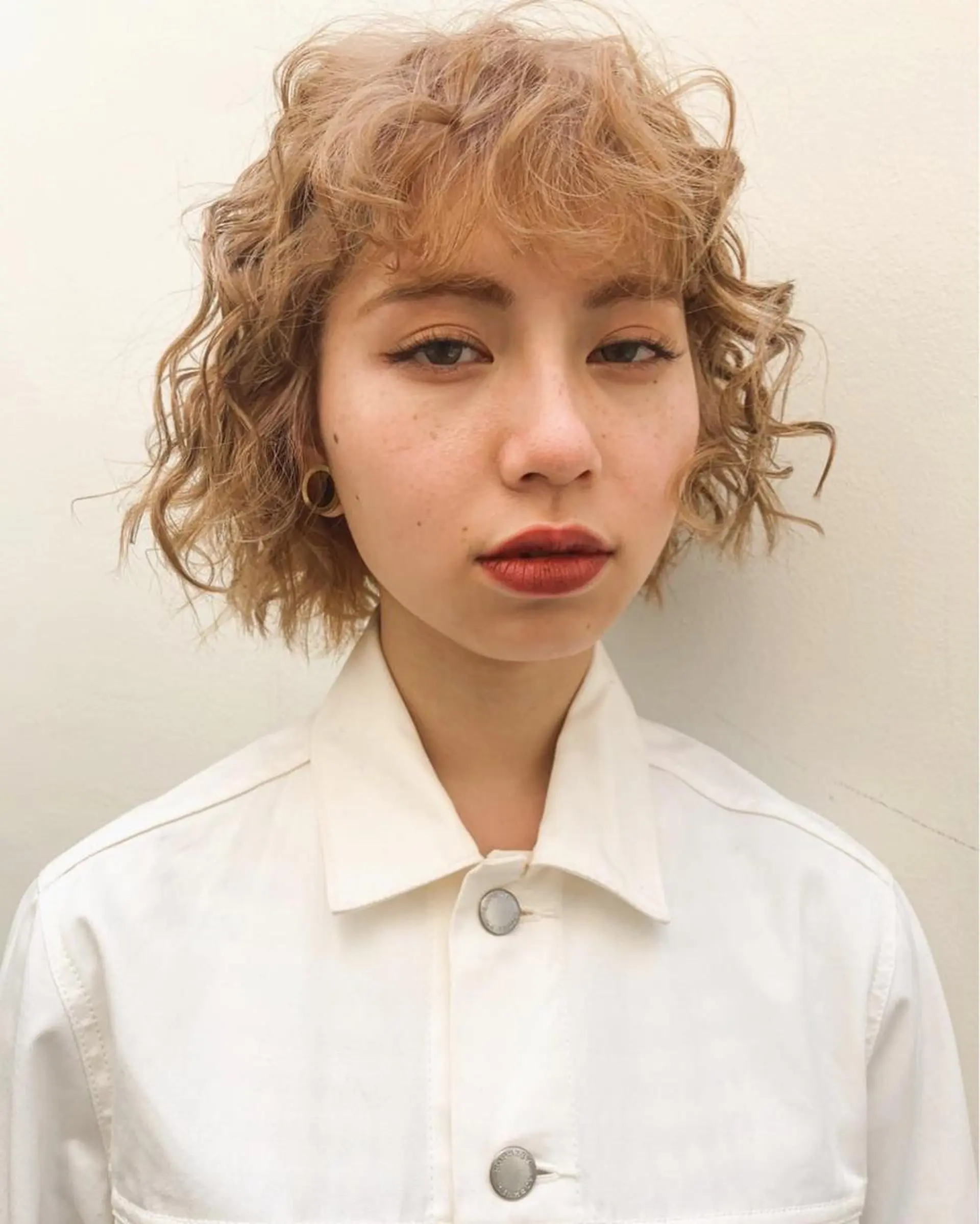 ショート カラー ベージュカラー ブロンド ブロンドベージュ カット ヘアカラー トリートメント Loom.所属・村上雅人 ナチュラルモードのヘアスタイル