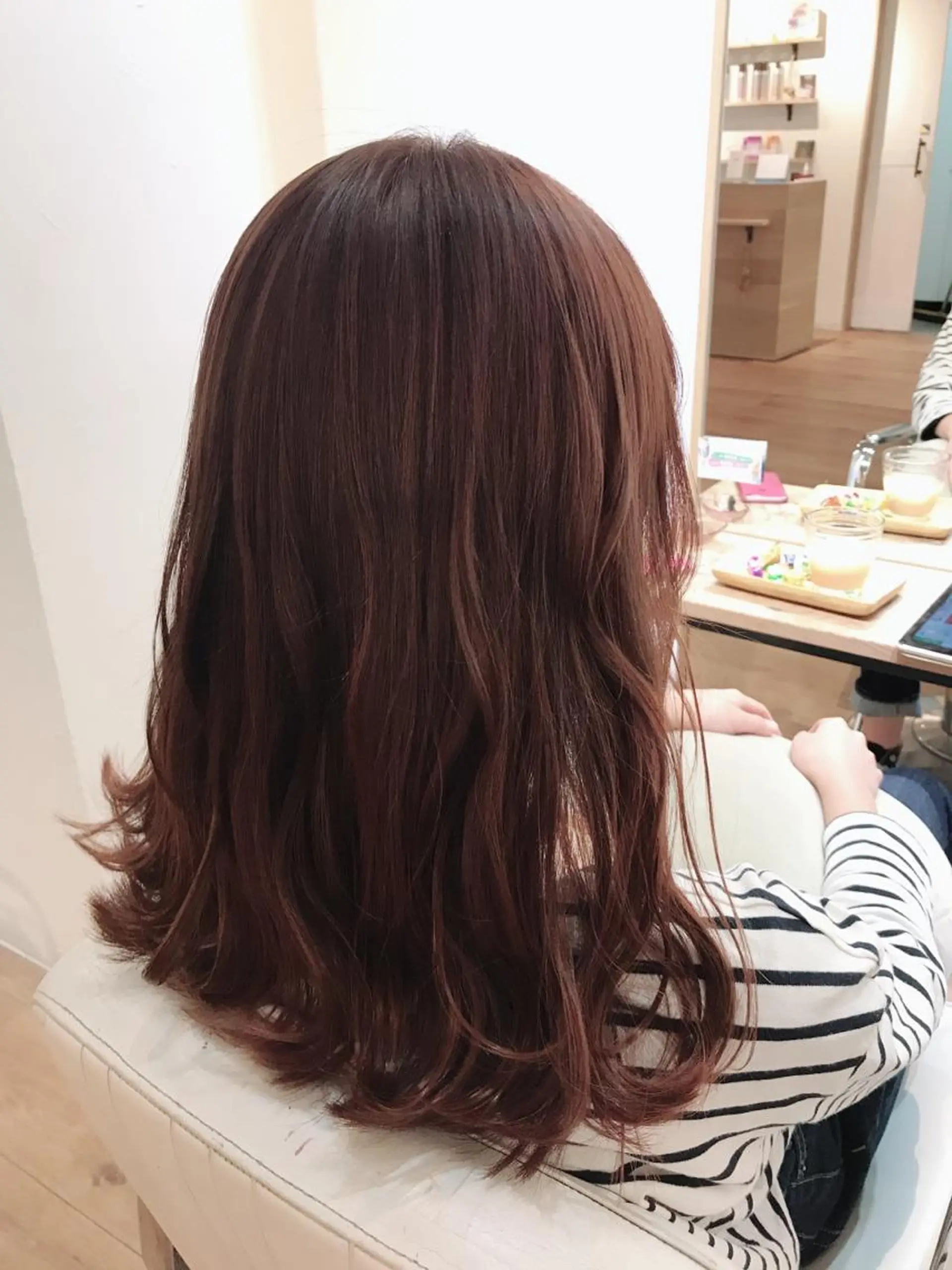 ミディアム カラー ayano ．のヘアスタイル
