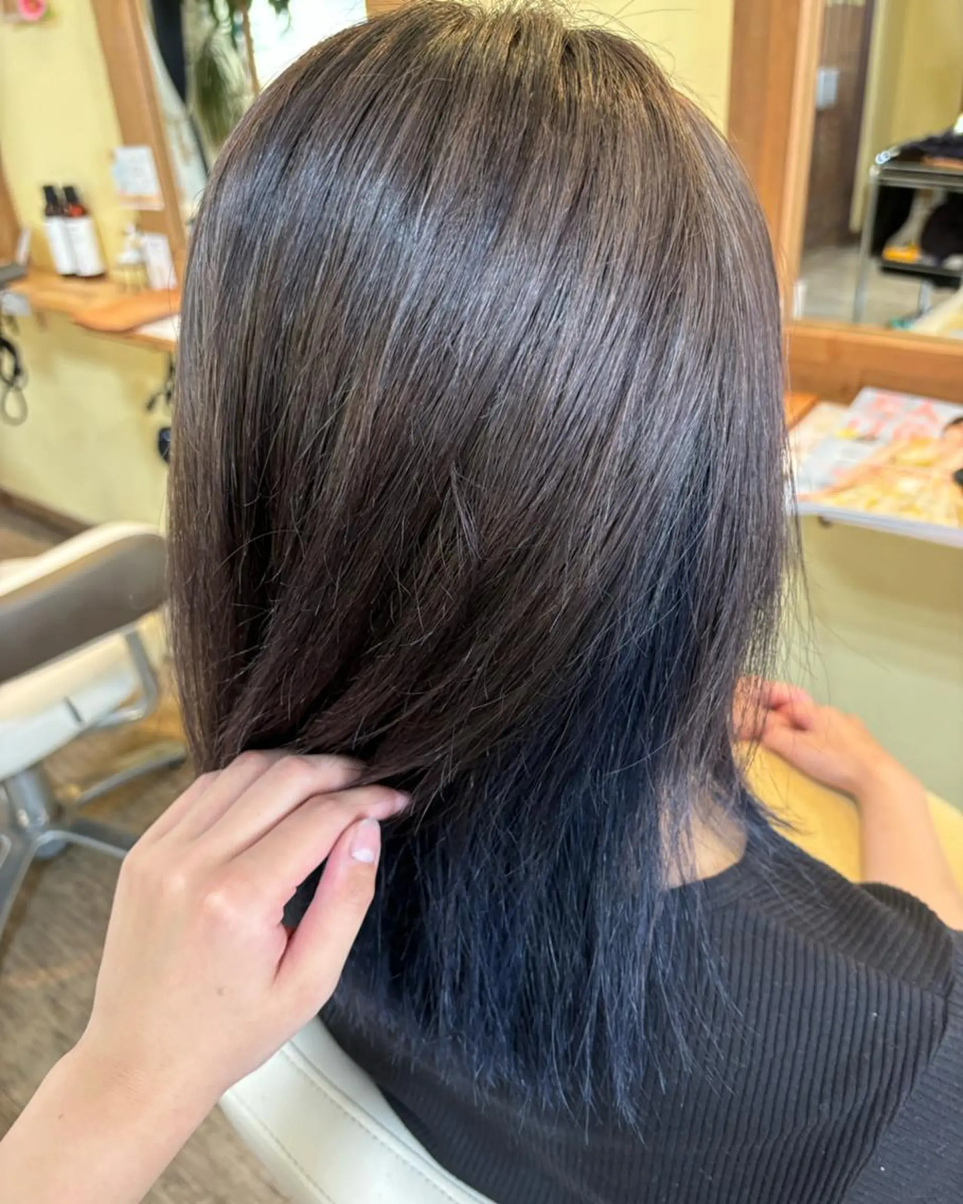 カラー セミロング ブリーチ ブルーカラー グレージュ インナーカラー ヘアカラー 鶴島 凜のヘアスタイル