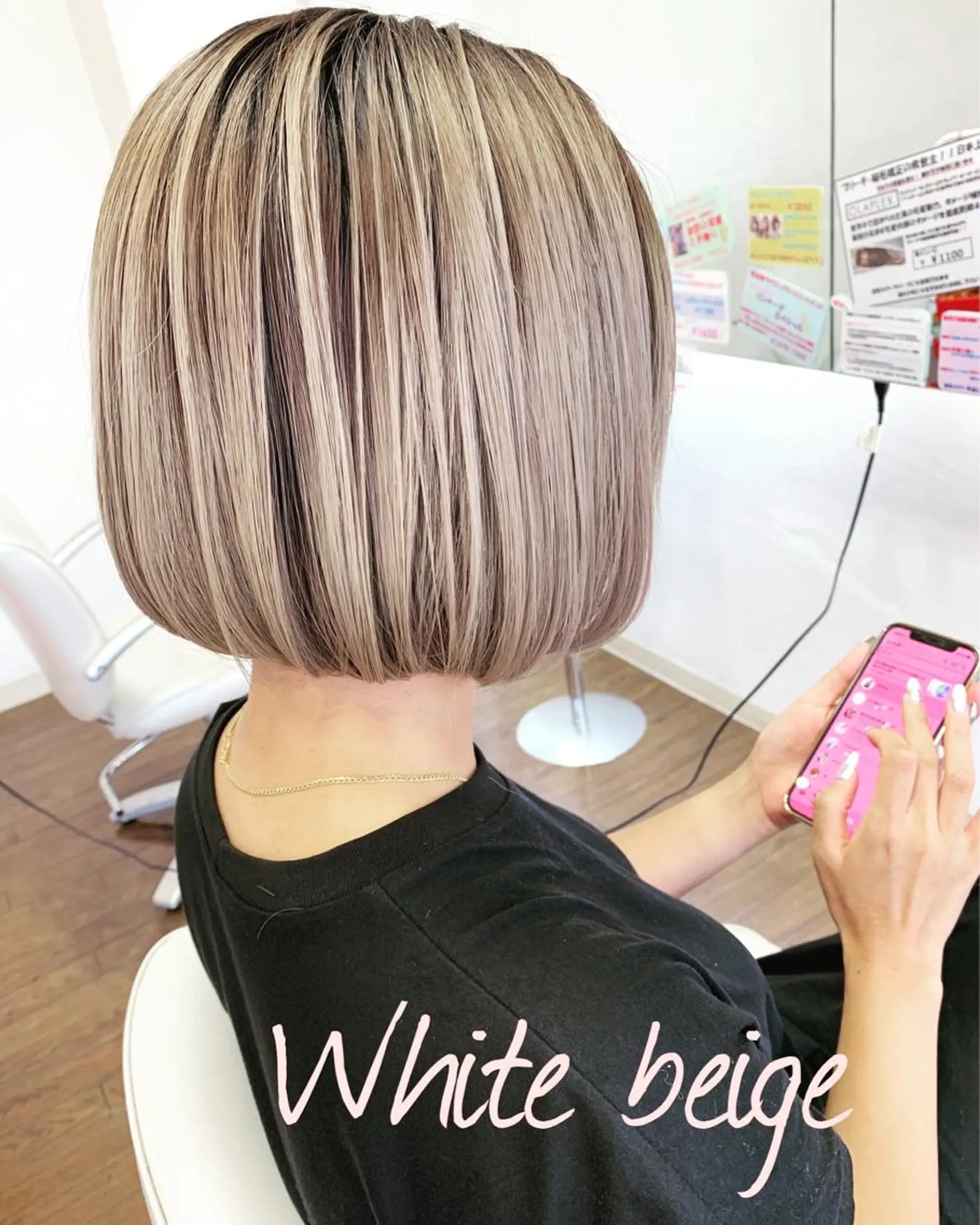 ショート カラー ベージュカラー ミルクティーベージュ ホワイトミルクティーベージュ カット ヘアカラー GLAD 萩原のヘアスタイル