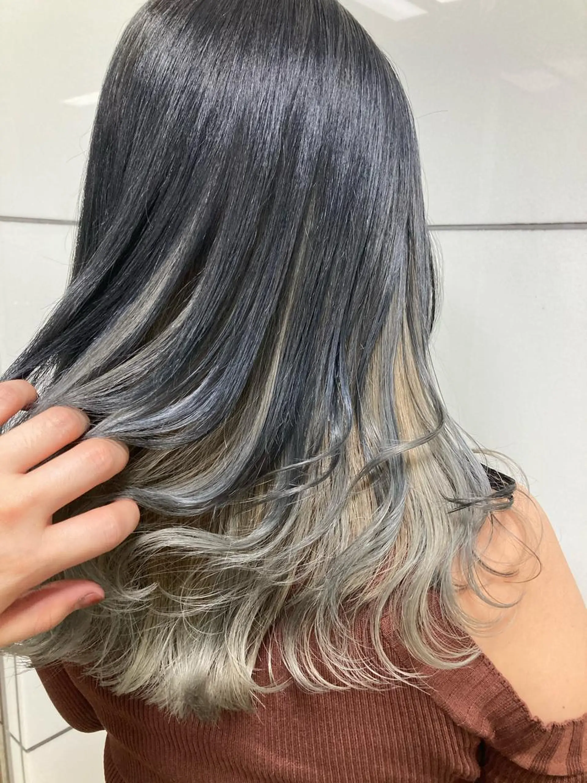 ロング カラー ブロンド ダークグレー ホワイトブロンド ヘアカラー 髪質改善/痛ませ ないカラー/西村航大のヘアスタイル