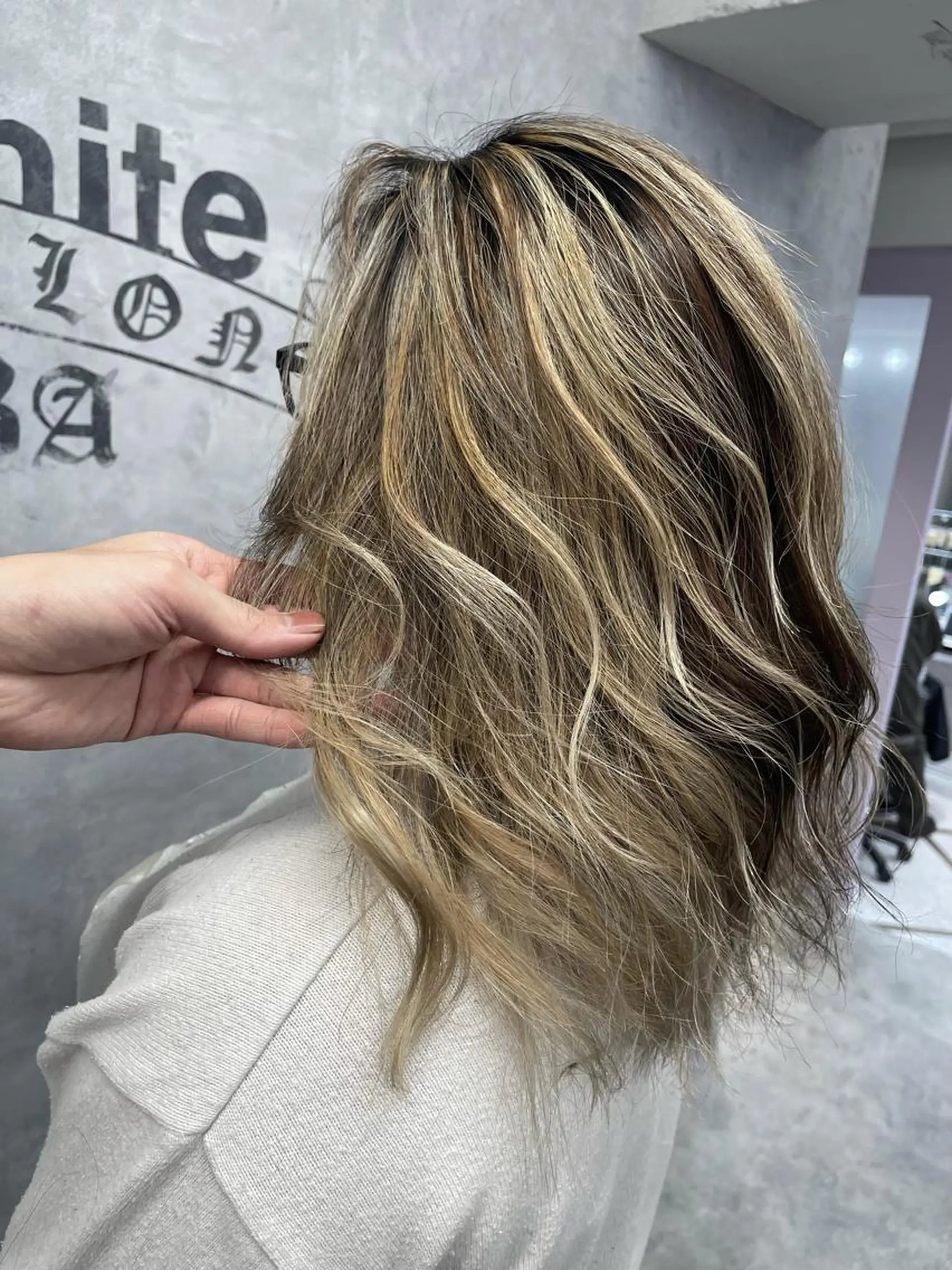 ロング カラー バレイヤージュ ブリーチ ケアブリーチ 外国人風カラー レイヤーカット ヘアカラー オフホワイトアンドなんば所属・福西 洋斗のヘアスタイル