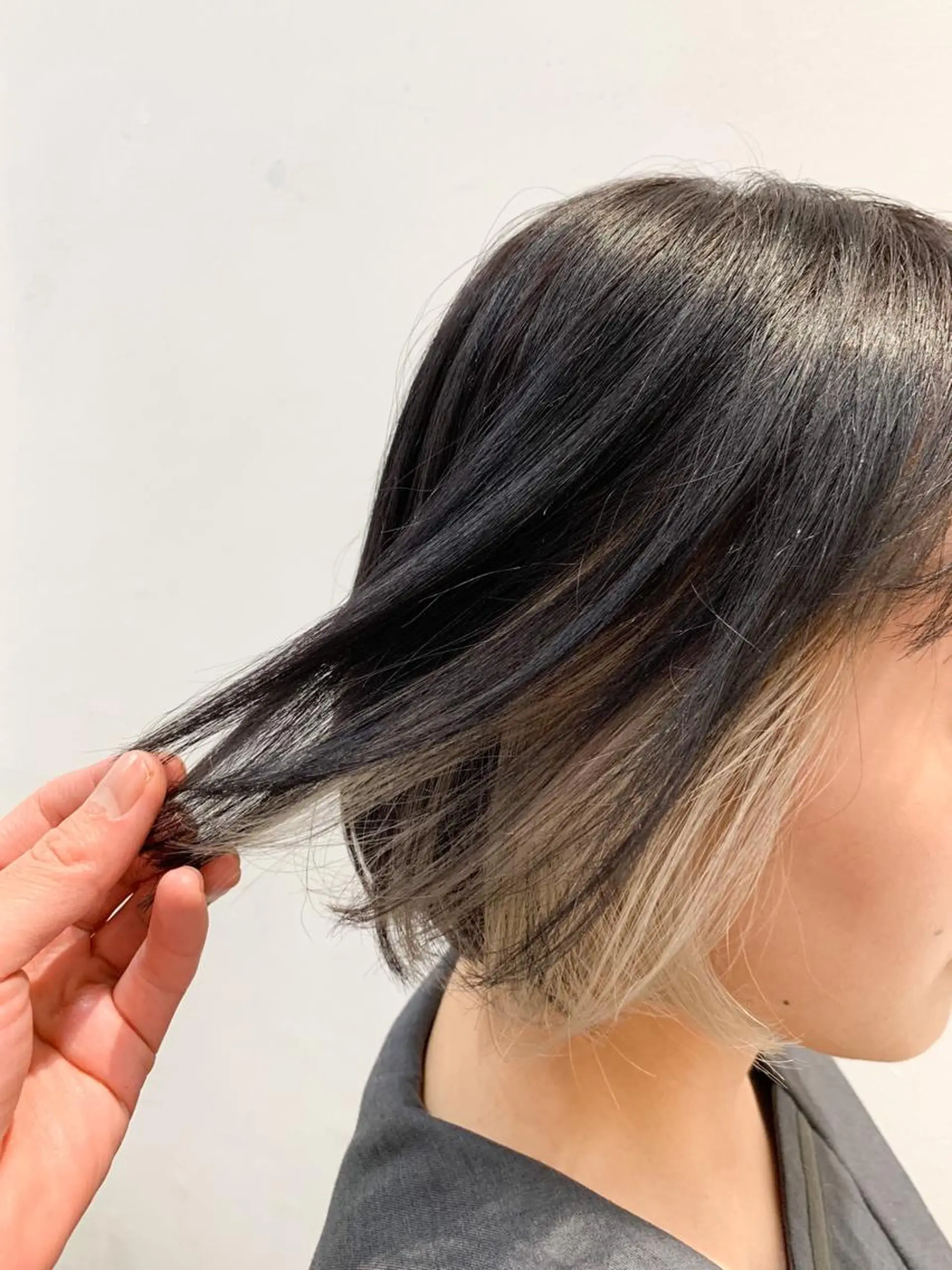 セミロング カラー ブリーチ ブロンド ケアブリーチ ダークグレー ダークシルバー ヘアカラー トリートメント THE./ブリーチ 透感カラー/髪質改善のヘアスタイル