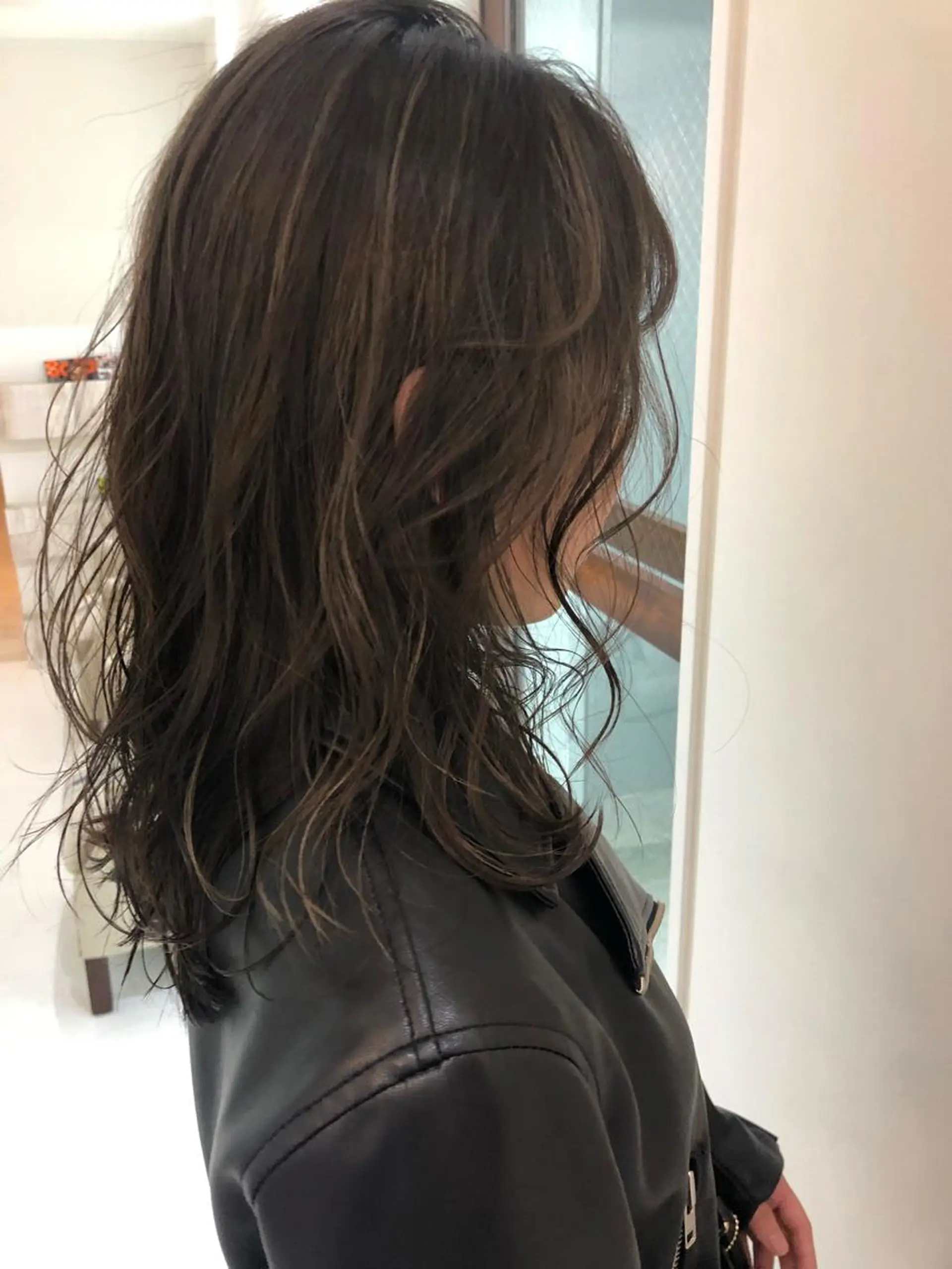 ミディアム カラー ブラウンカラー ハイライトカラー モカブラウン ハイライト BRIDGE HAIR所属・BRIDGE あきらのヘアスタイル