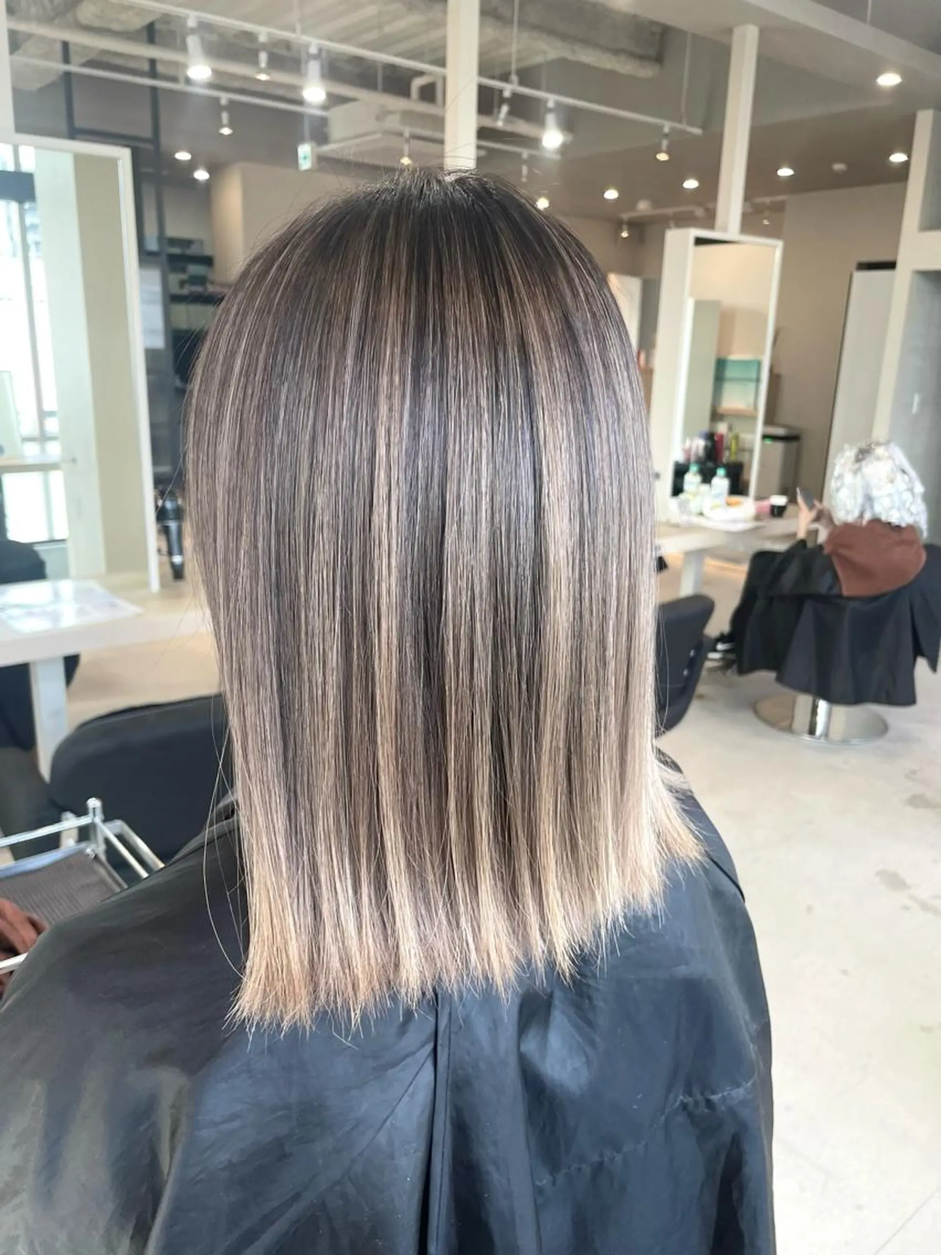 ミディアム カラー アディクシーカラー バレイヤージュ ベージュカラー ブリーチ ケアブリーチ Lia所属・皆木 智晴のヘアスタイル