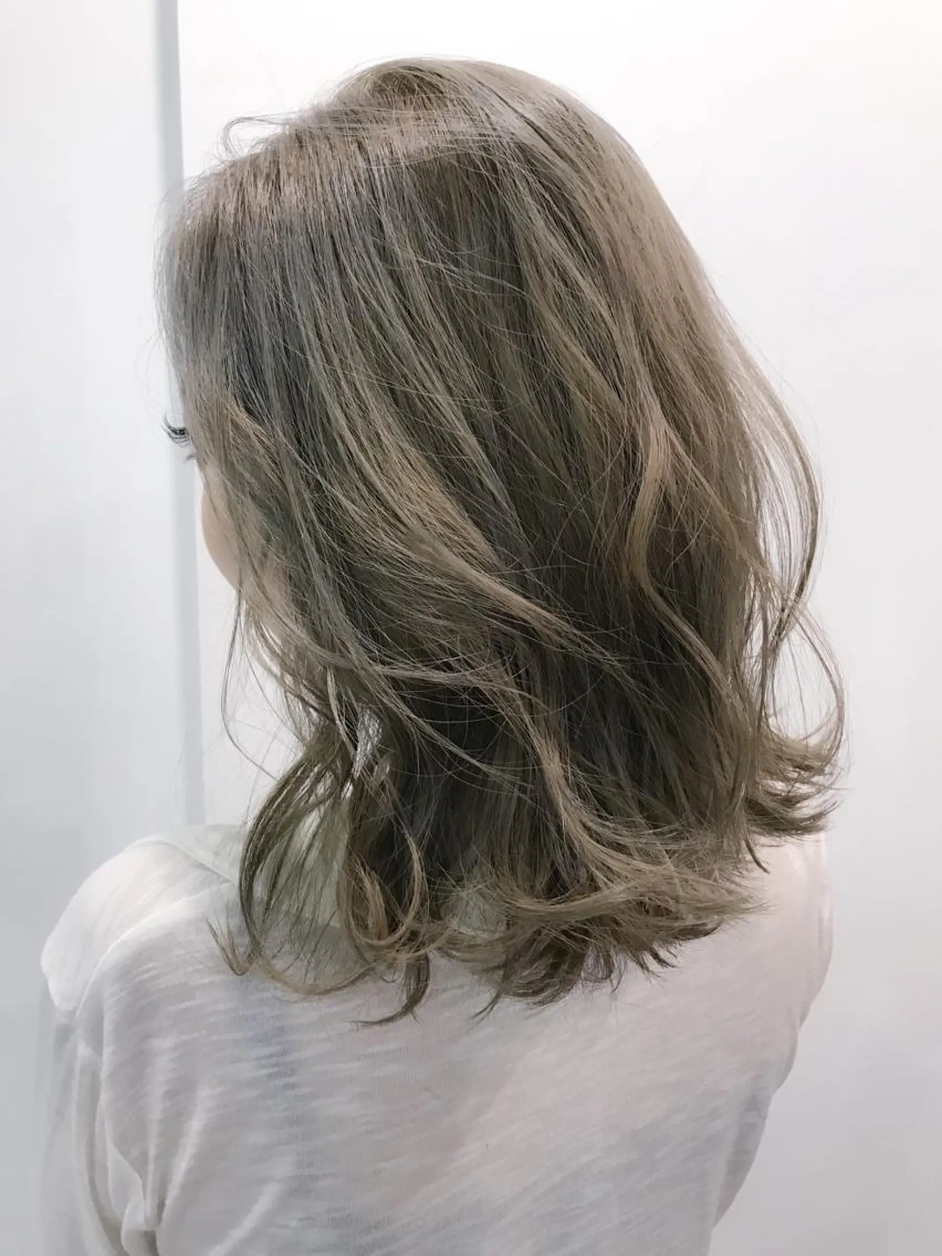 ミディアム カラー アッシュ ホワイトアッシュ エクステ（レミー毛） NINEのヘアスタイル