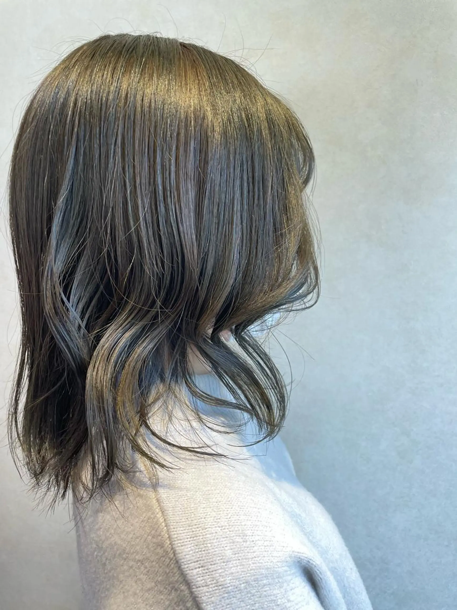 ミディアム カラー ブリーチ 透明感カラー グレージュ ブリーチなしカラー オリーブグレージュ 柳井 準平のヘアスタイル