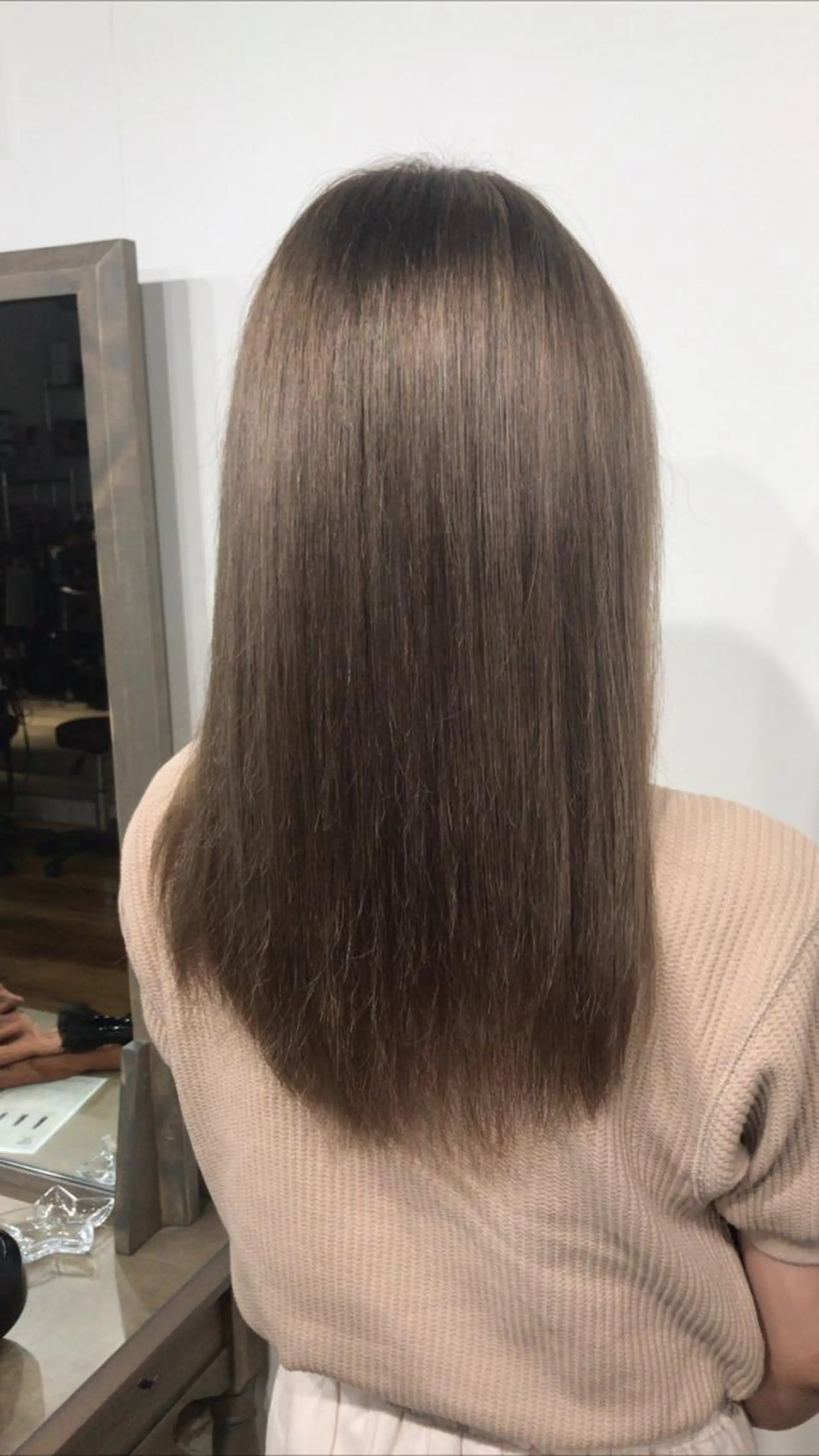 セミロング ハイトーン髪質改善 家中貴典のヘアスタイル