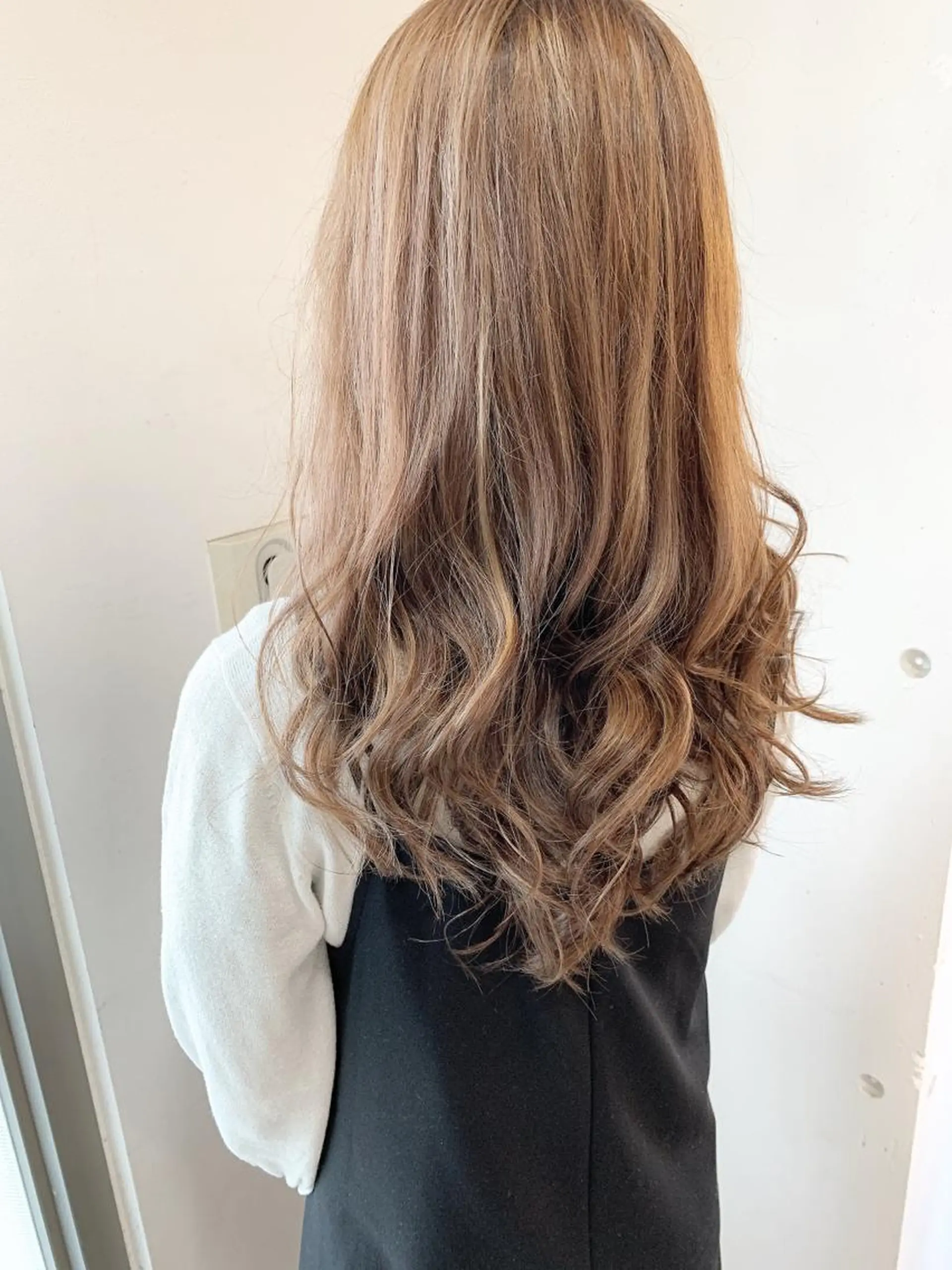 ミディアム カラー パーマ ベージュカラー ブリーチ ミルクティーベージュ トリートメント 白髪ぼかしハイライト 柳川拓哉のヘアスタイル