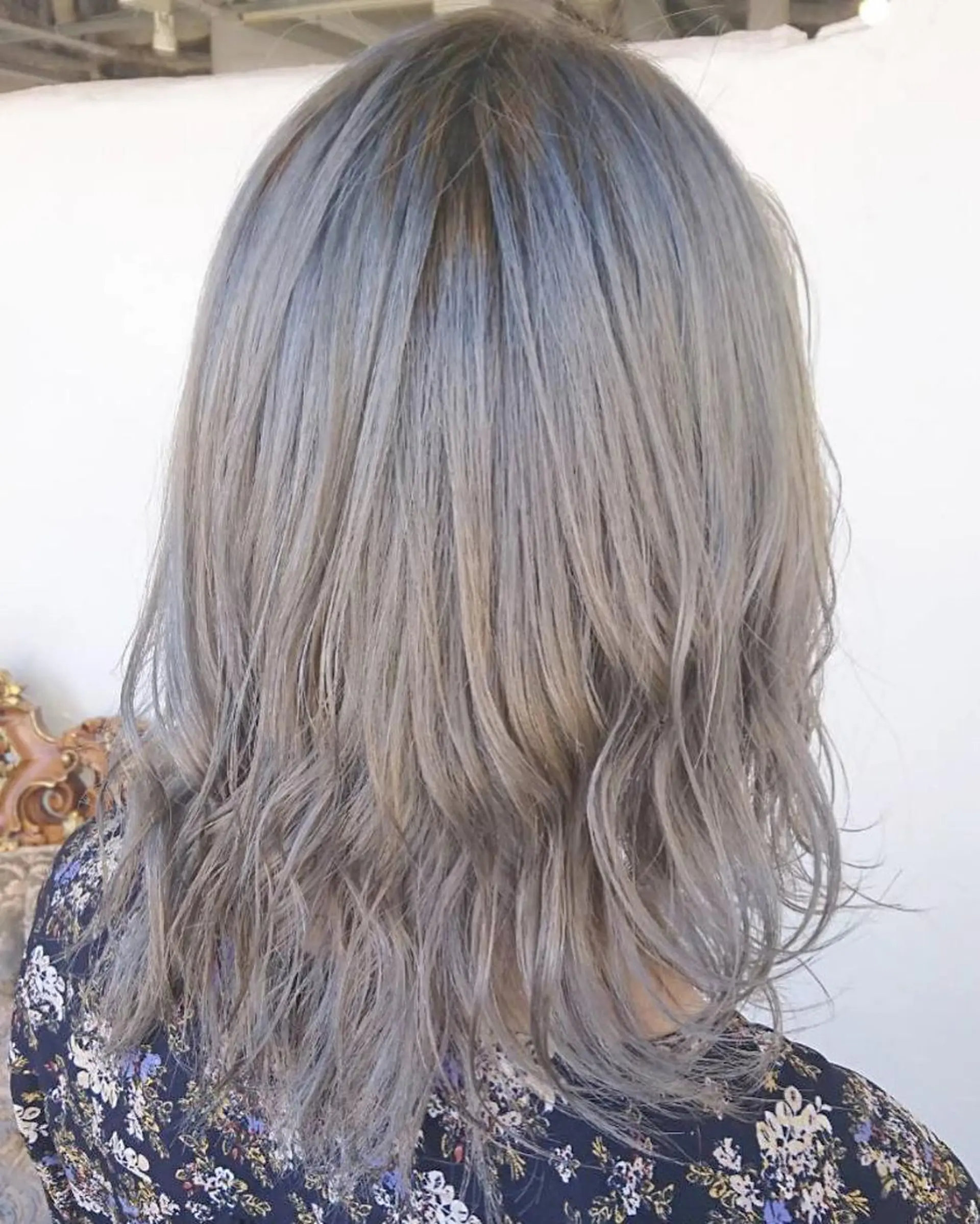 セミロング カラー パーマ ヘアアレンジ アッシュ シルバー シルバーアッシュ ヘアカラー トリートメント エグチ アキラのヘアスタイル