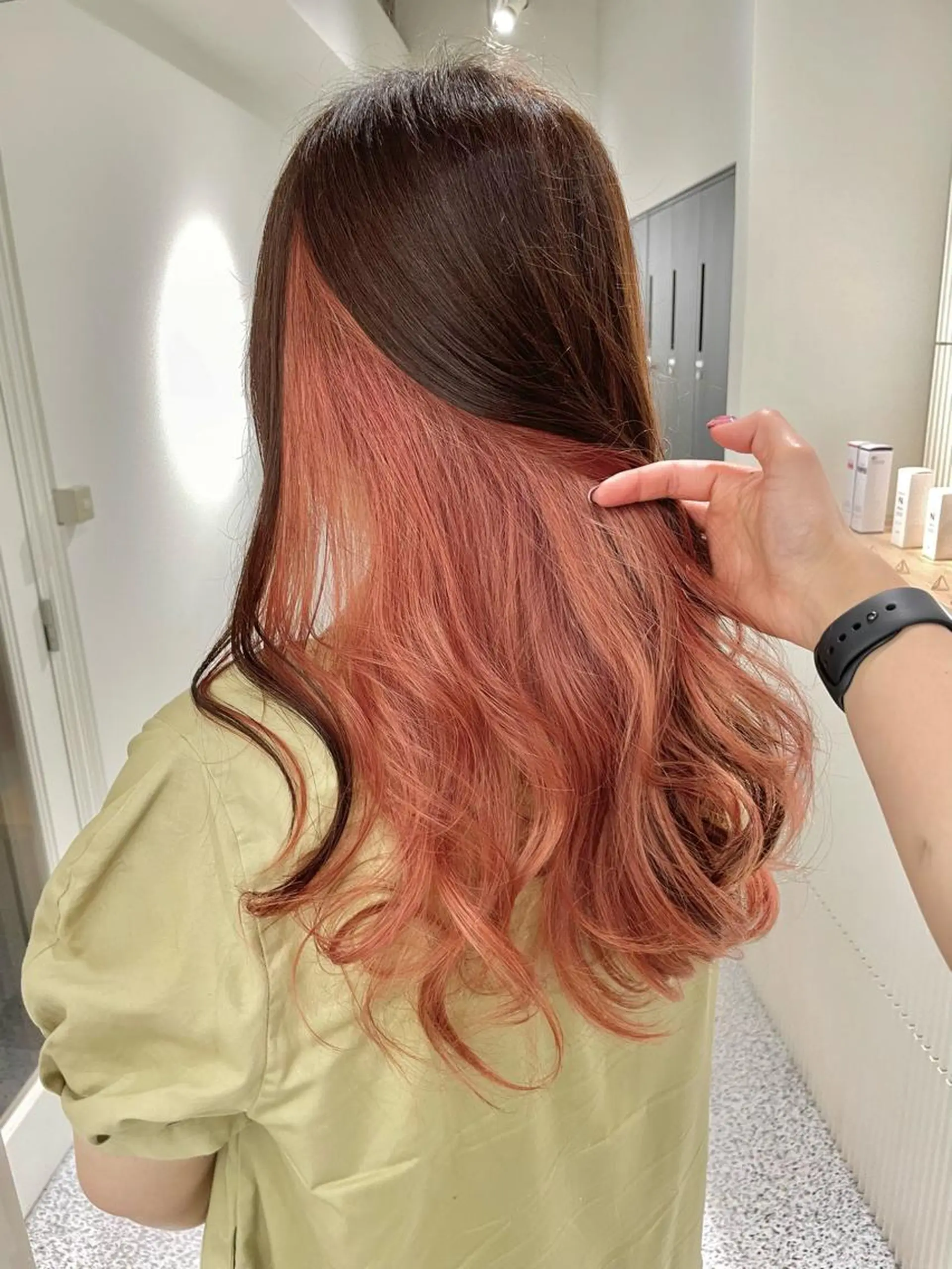 ロング カラー ブリーチ デザインカラー インナーカラー オレンジ ピンクカラー カット ヘアカラー トリートメント GO TODAY SHARE SALON 原宿本店所属・ブリーチ/ハイトーン 艶カラー/ユリナのヘアスタイル