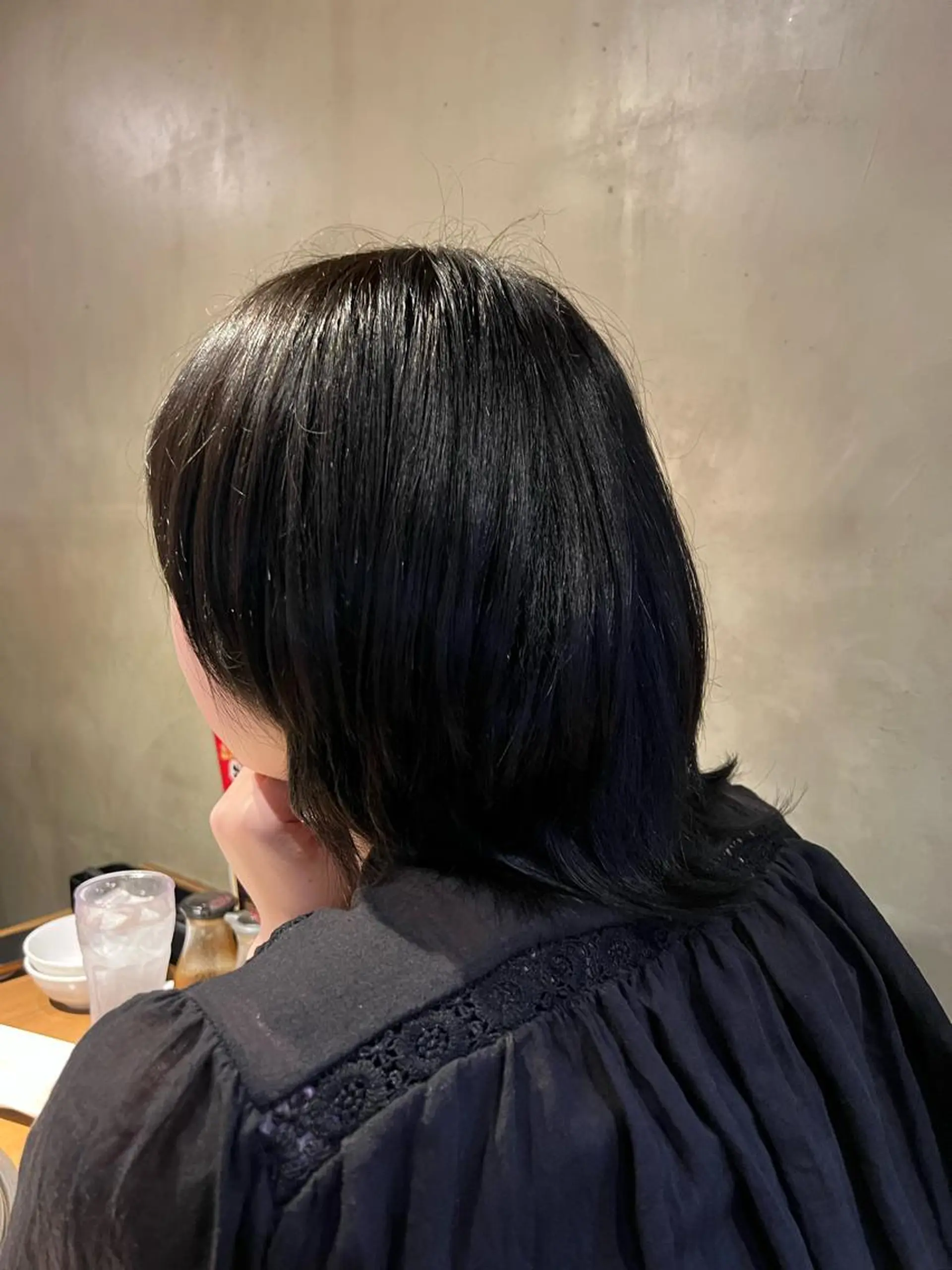 ミディアム カラー 黒髪 ネイビーカラー 小森聖奈 韓国風レイヤーカットのヘアスタイル