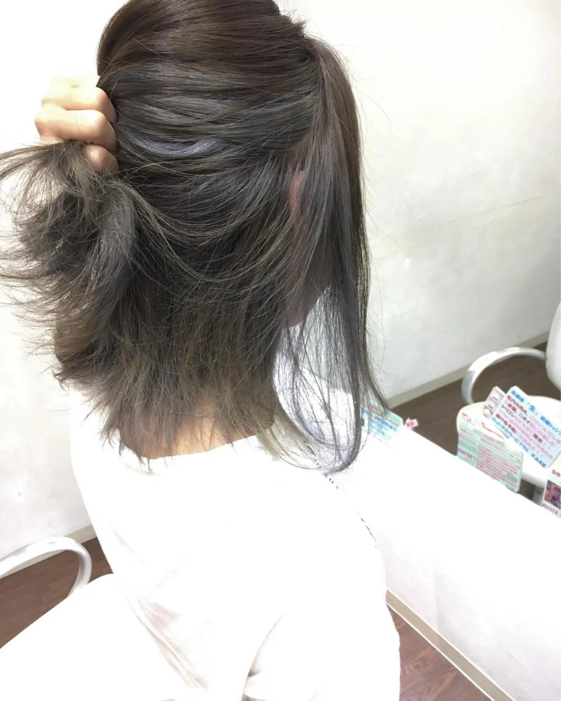 ミディアム カラー アッシュ インナーカラー シルバー シルバーアッシュ GLAD 萩原のヘアスタイル