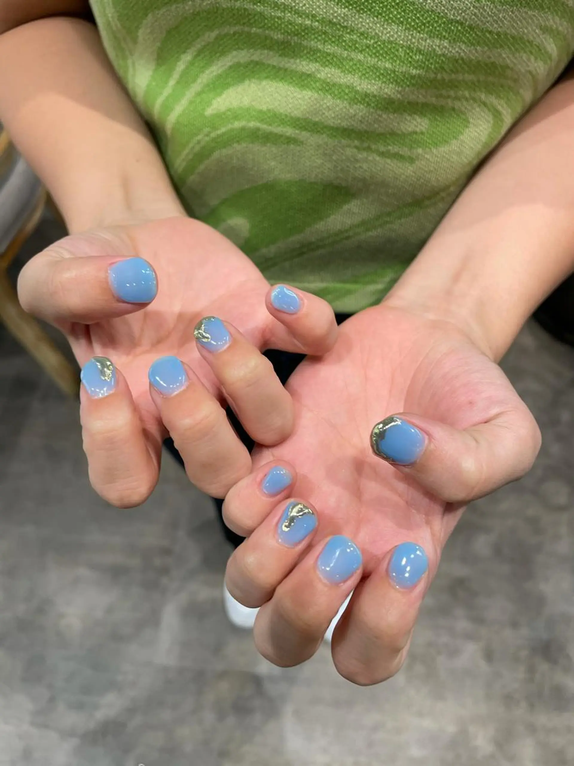 ネイル ゴールド 水色 ニュアンスネイル ハンドネイル ナチュラル透明感🌱 小山美樹子のヘアスタイル