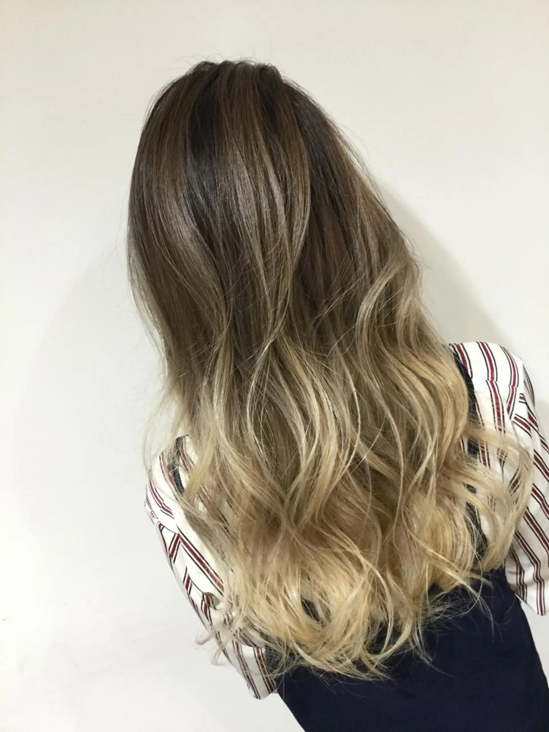 セミロング カラー アッシュ アッシュグレー アッシュグレージュ バレイヤージュ ミストバング AMI Hair  supply所属・髪質改善カラー 韓国風レイヤーのヘアスタイル