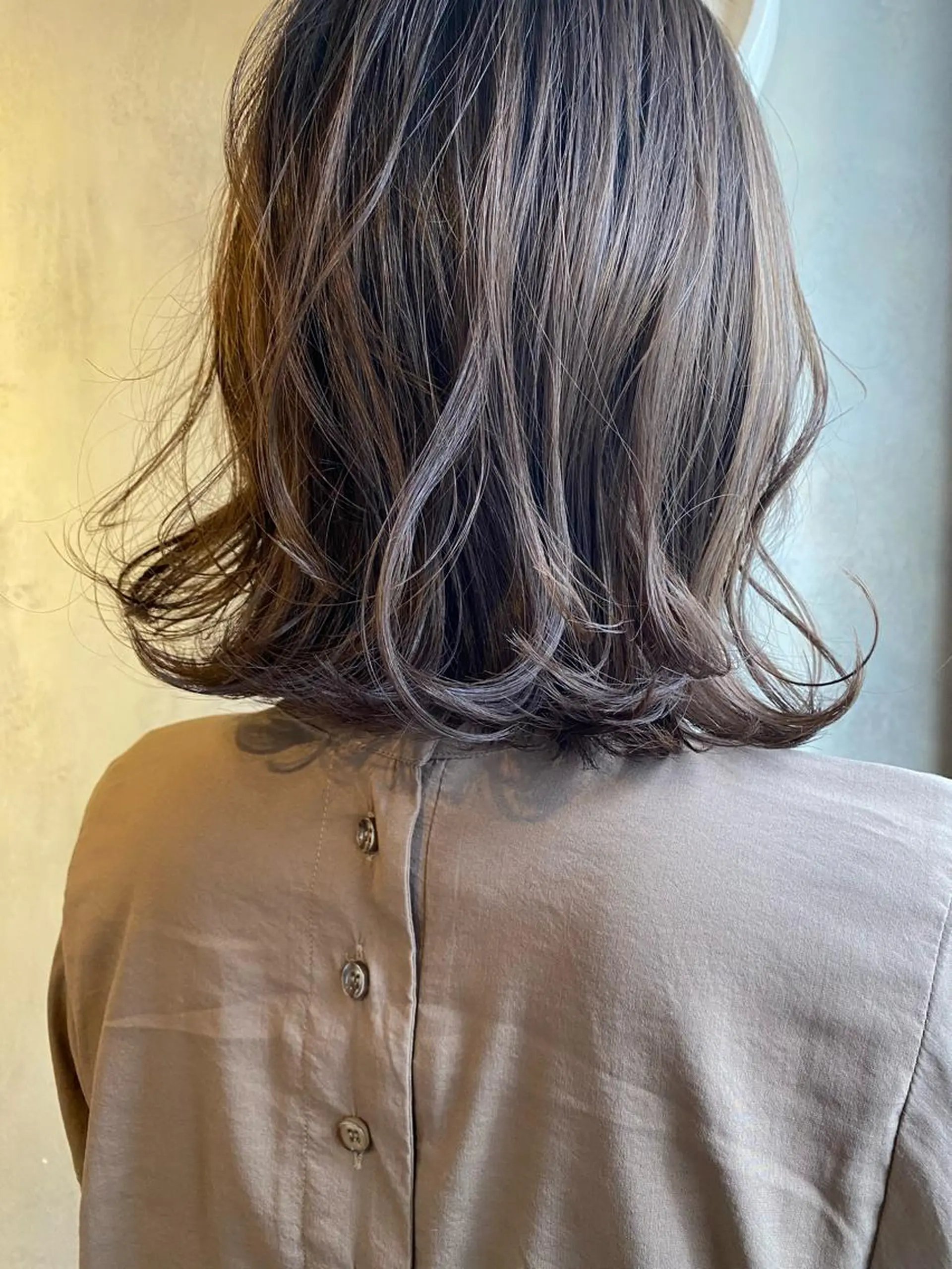 ミディアム カラー グレージュ ラベンダーカラー ラベンダーグレージュ ラベンダーグレー ヘアカラー ツキノキ ミナのヘアスタイル