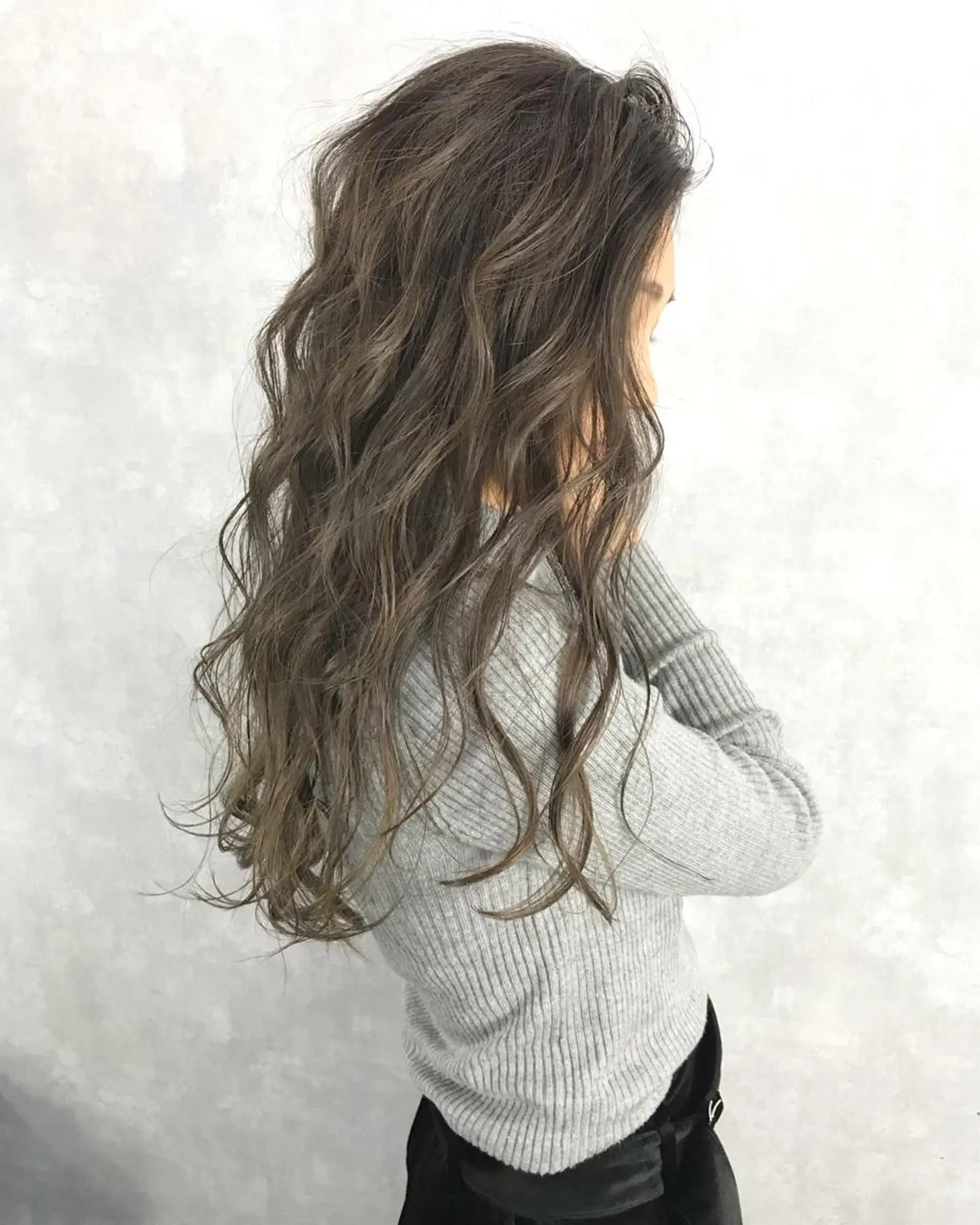 セミロング カラー グレージュ ハイライトカラー ハイライト TOMOYAレイヤー ブリーチ縮毛矯正のヘアスタイル