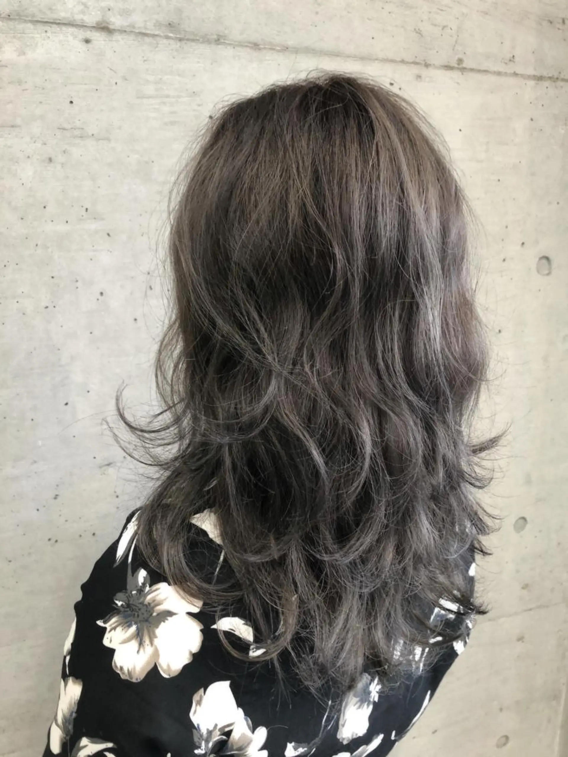 ロング カラー アッシュ アッシュグレー アッシュグレージュ グレージュ ハイライトカラー ヘアカラー 大栗 佑也  髪質改善のヘアスタイル