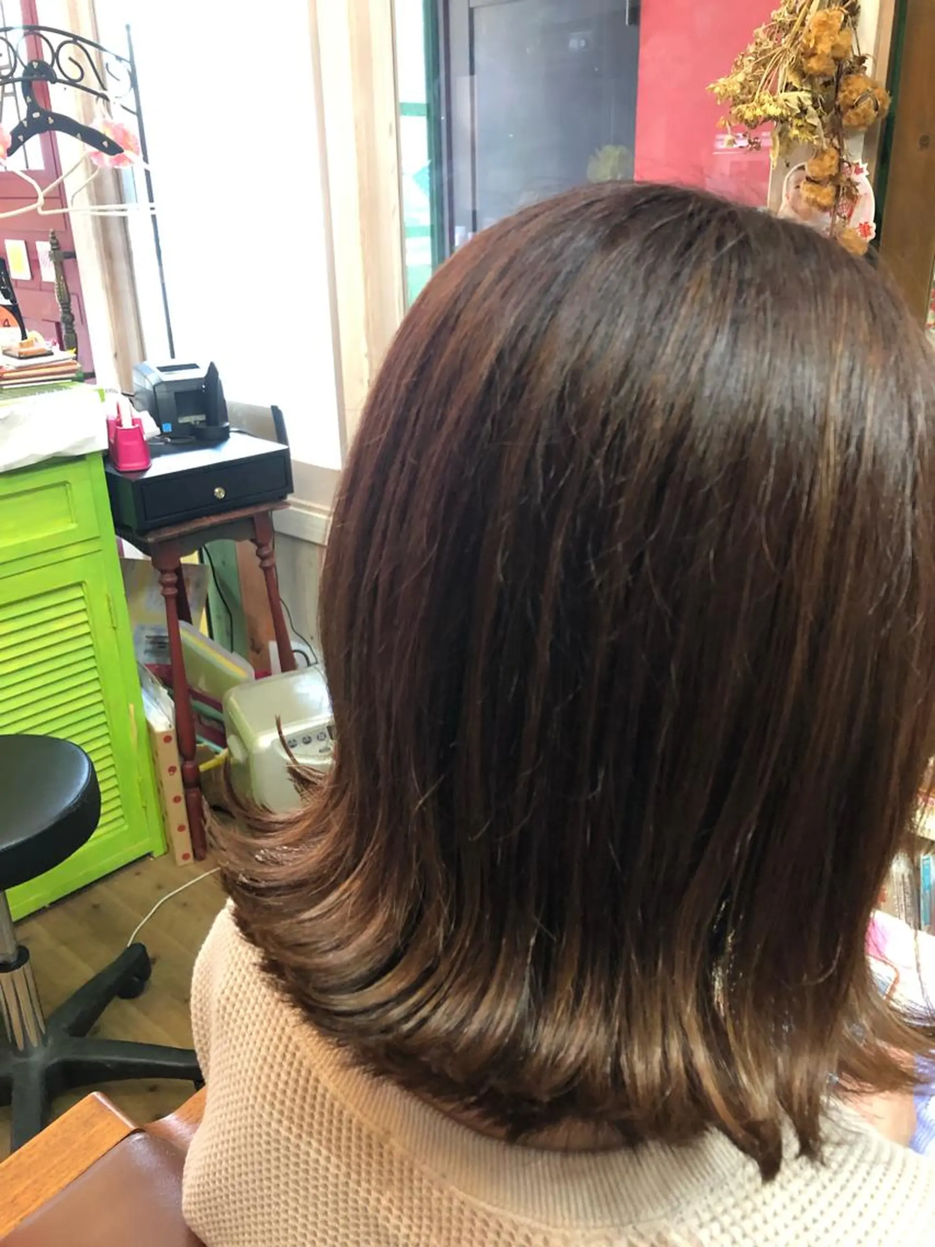 ミディアム カラー ボブ 外ハネヘア ヘアカラー ポルタカリーナサロン yukariのヘアスタイル