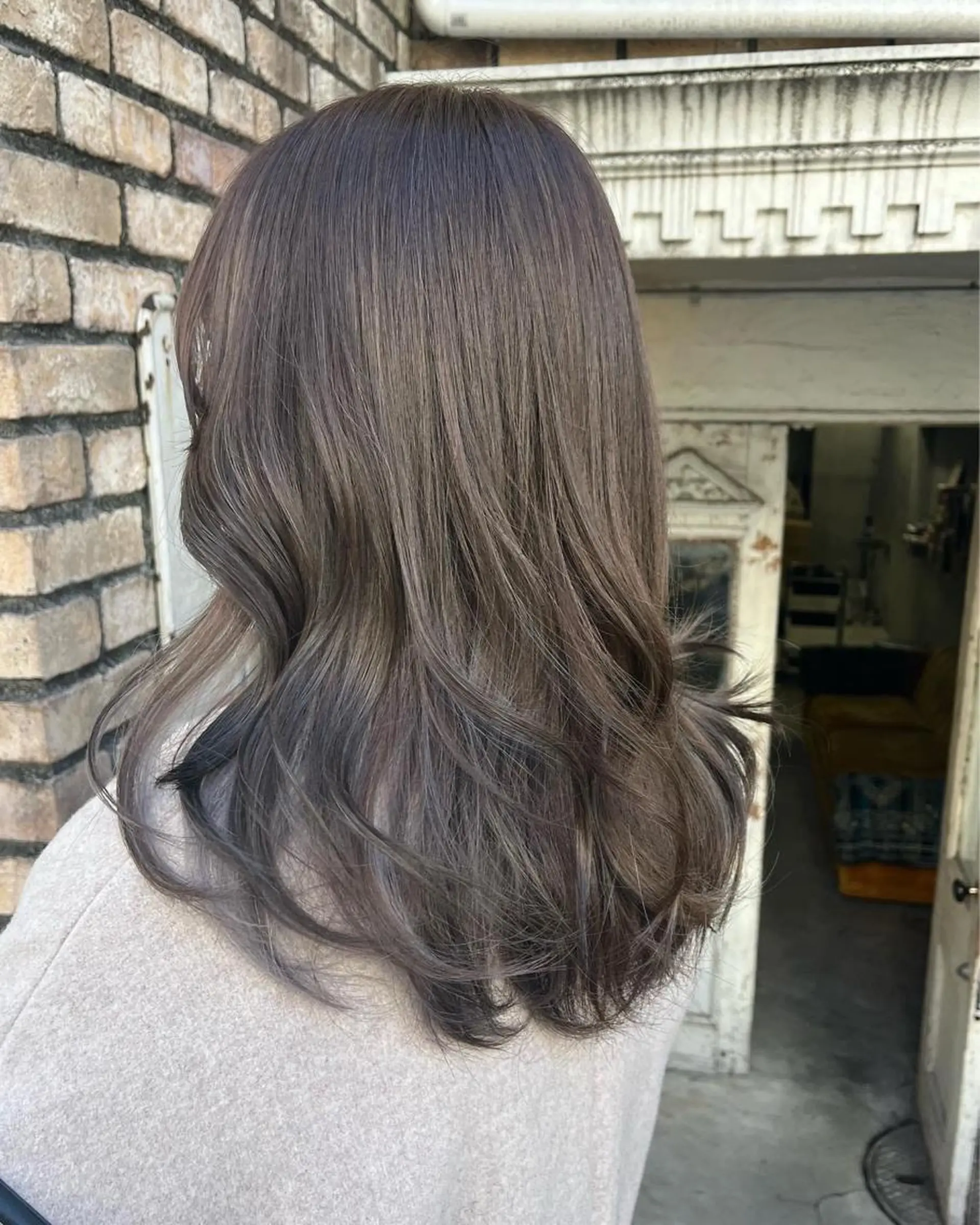ロング カラー ヘアアレンジ ベージュカラー ブリーチ グレージュ ミルクティーベージュ ミルクティーグレージュ レイヤー/グレージュ 🤍奥開梨恵のヘアスタイル