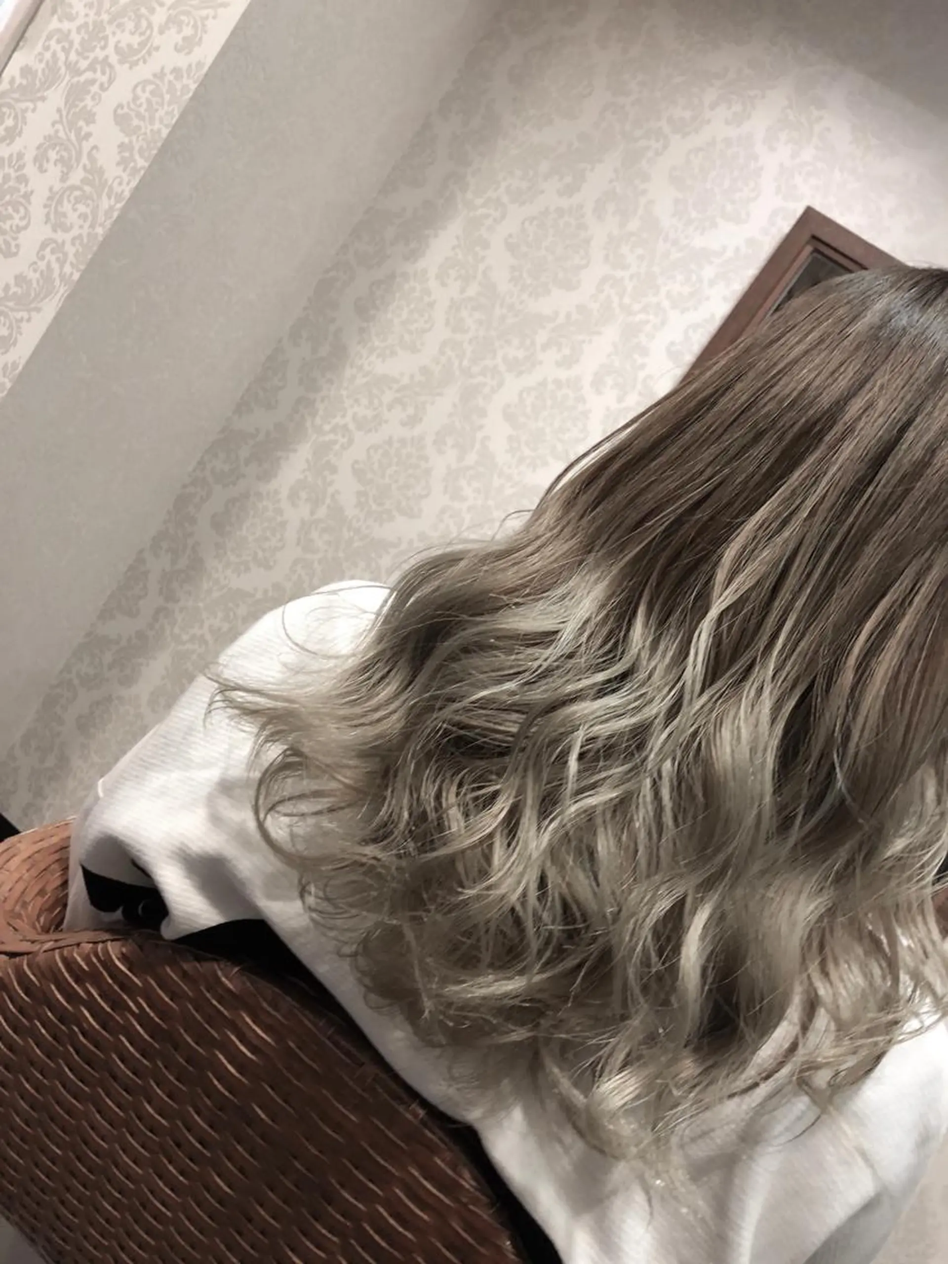 セミロング カラー バレイヤージュ ブリーチ 外国人風カラー レイヤーカット 小國 綾かのヘアスタイル