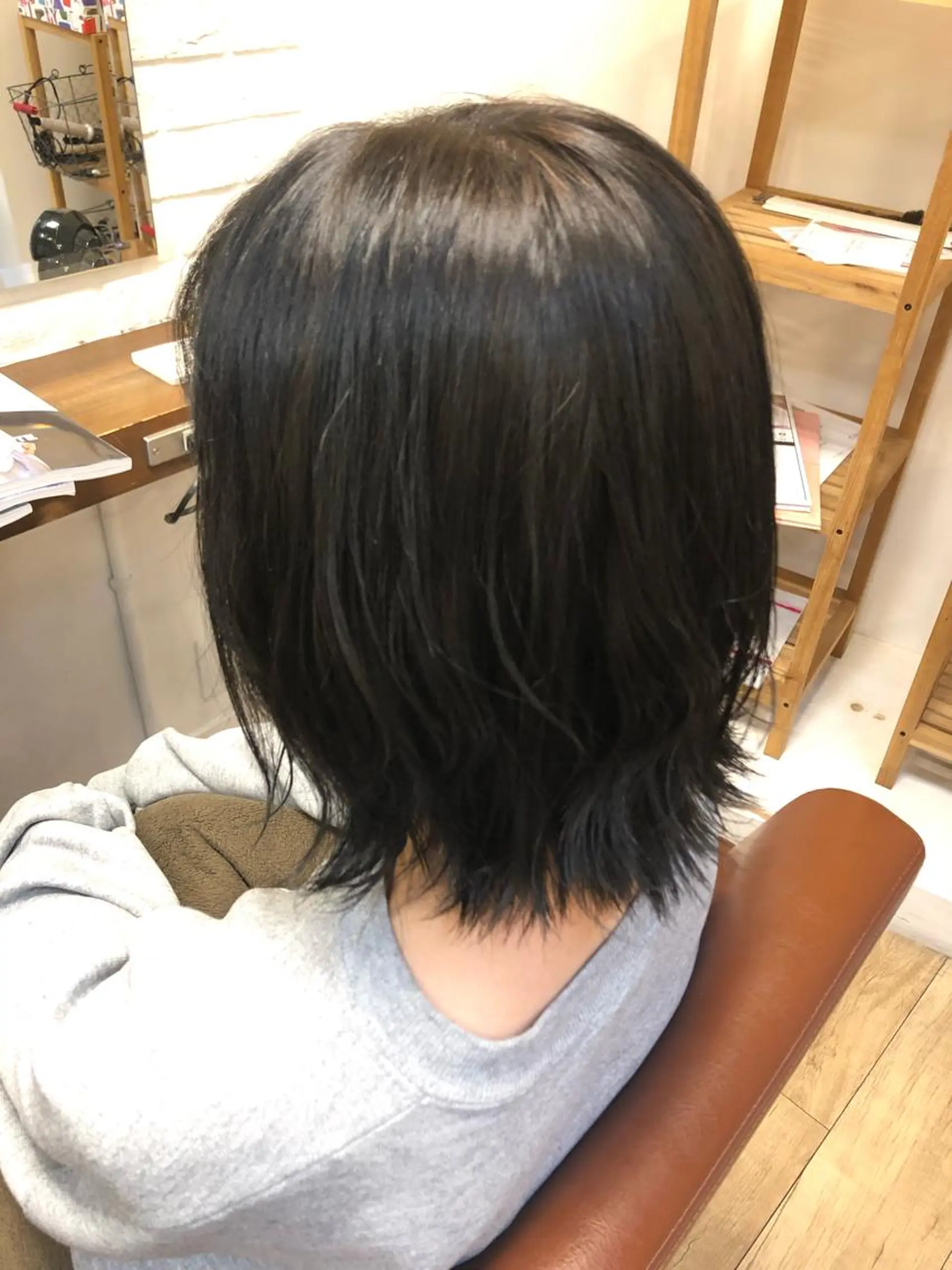 ミディアム カラー アッシュ アッシュグレー ブリーチ ブリーチなしカラー uni（ウニ）所属・西村 有紗のヘアスタイル