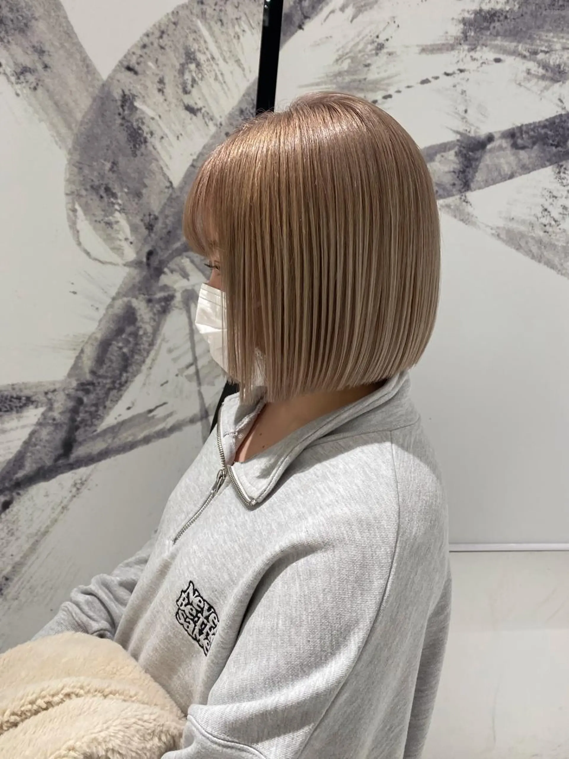 ショート カラー ベージュカラー ブリーチ ミルクティーベージュ カット ヘアカラー D'na ディーナのヘアスタイル