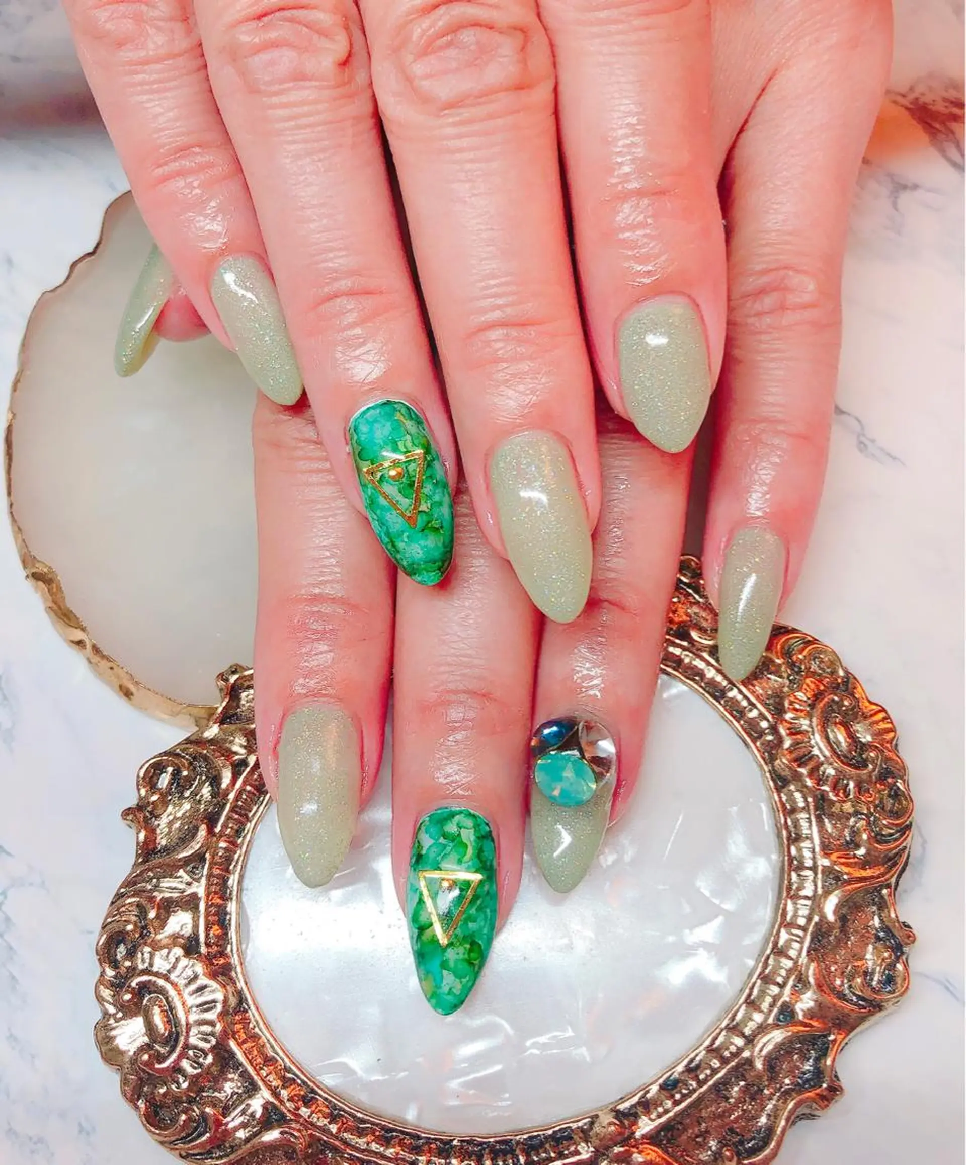 ネイル シンプルネイル CROWN プライベートサロンのネイルデザイン