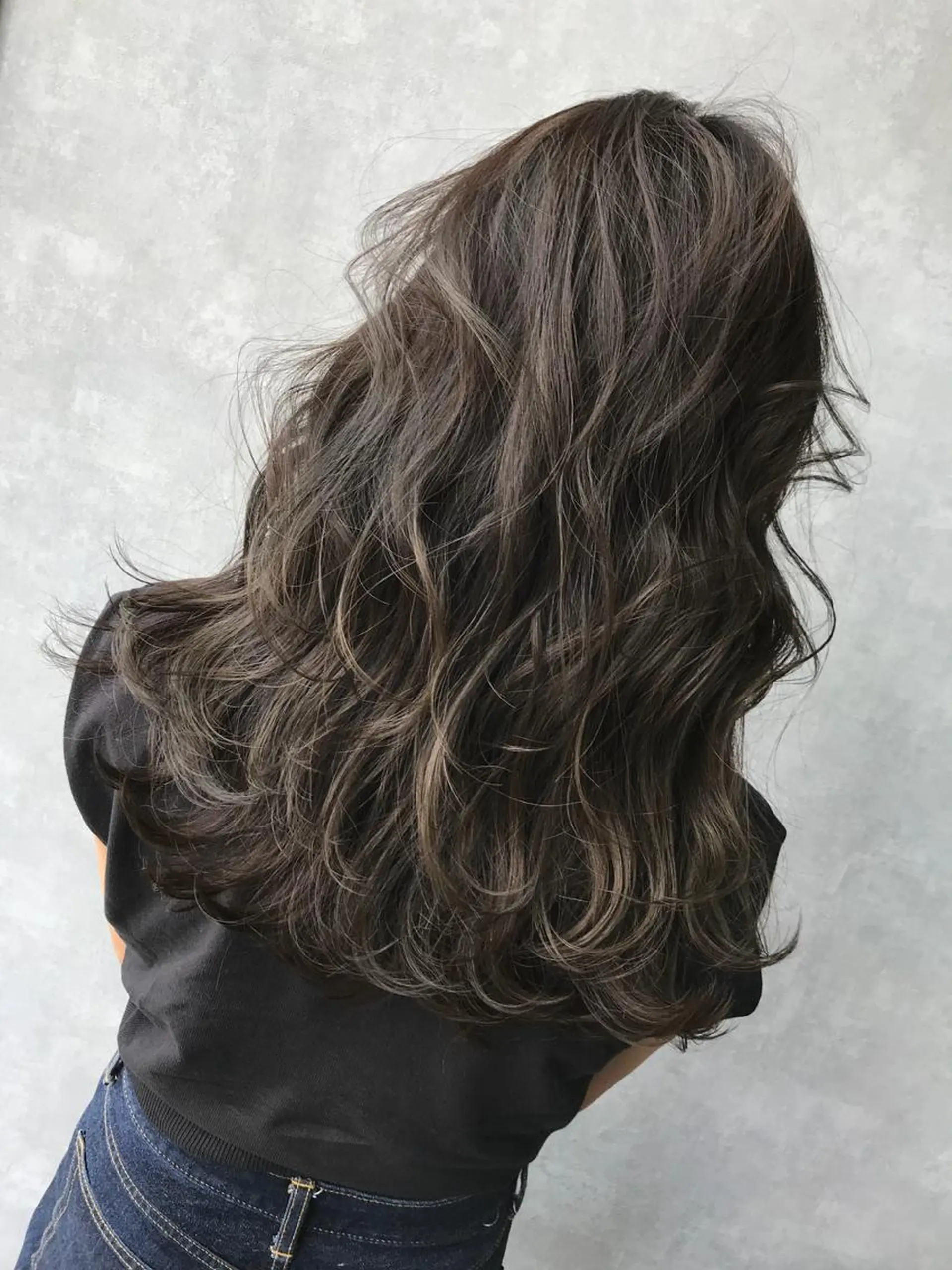 ミディアム カラー グレージュ TOMOYAレイヤー ブリーチ縮毛矯正のヘアスタイル