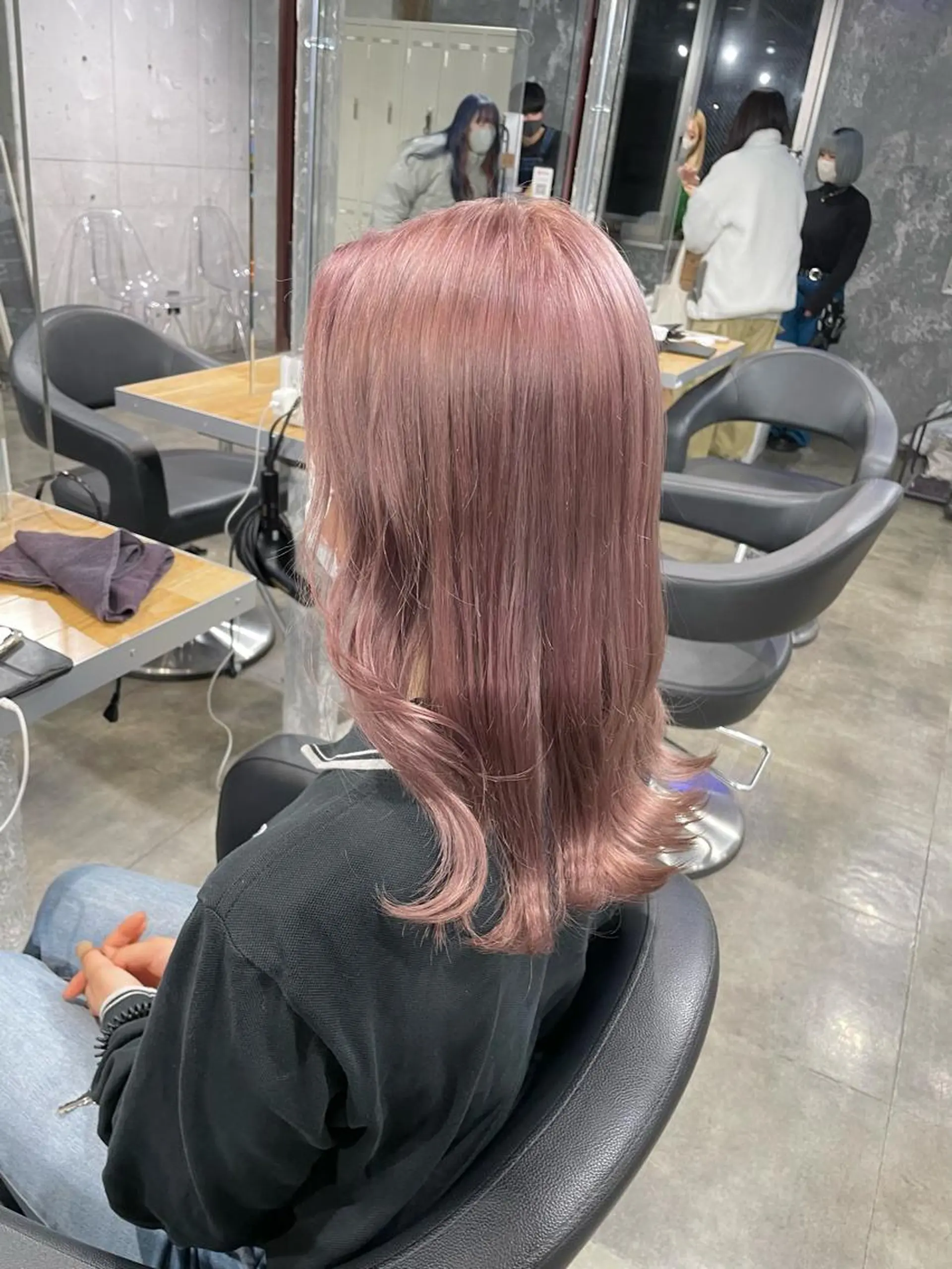 ミディアム カラー パーマ ヘアアレンジ メンズ キッズ ネイル マツエク・マツパ アイブロウ ヘアカラー トリートメント ヘッドスパ 透明感カラー・レイヤ ー🎀amika🎀のヘアスタイル