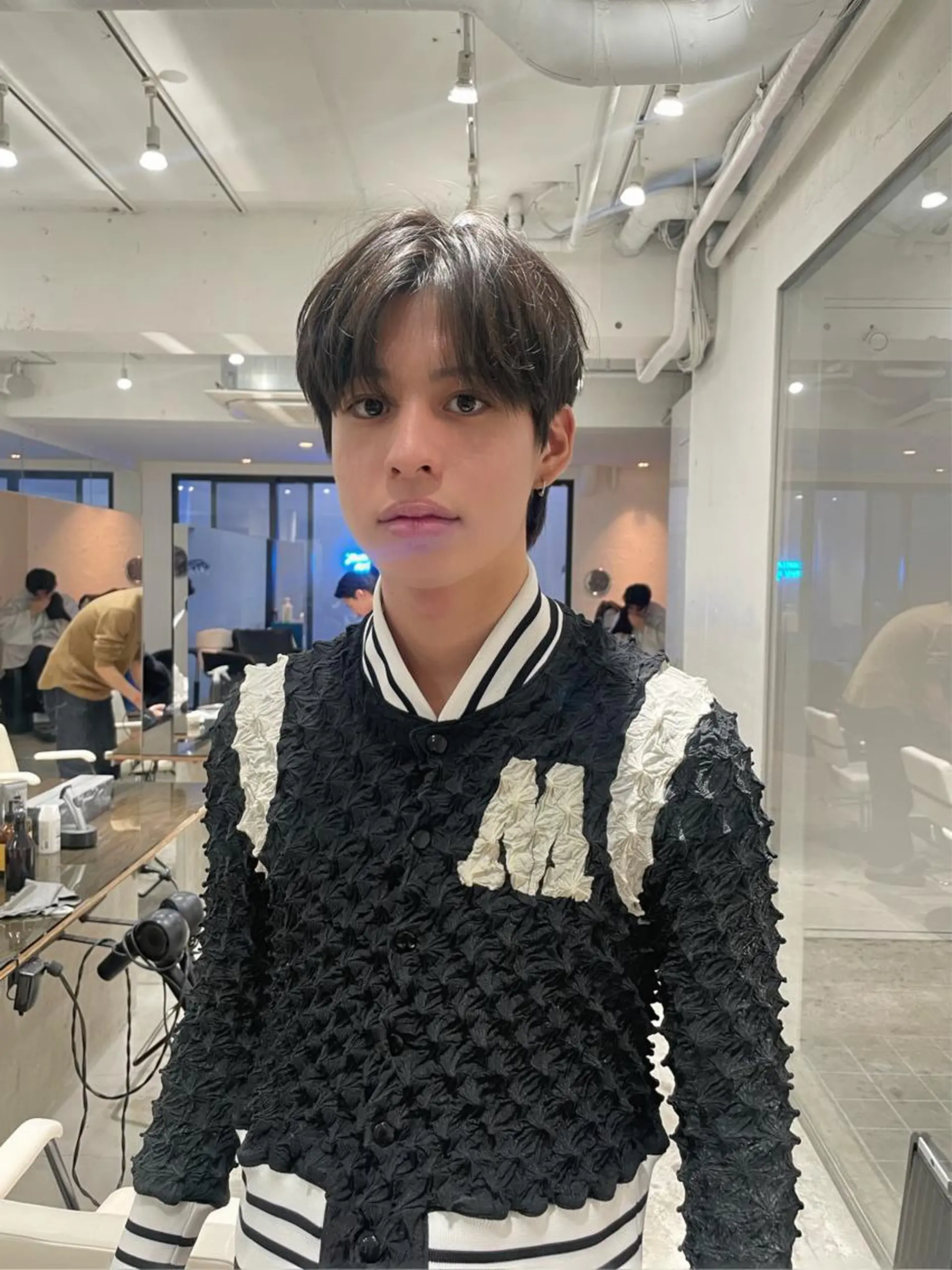 ショート メンズ メンズバレイヤージュ メンズブリーチ センターパート フェードカット メンズハイライト カット トリートメント スパイラルパーマ 🌐hina⭐️のヘアスタイル