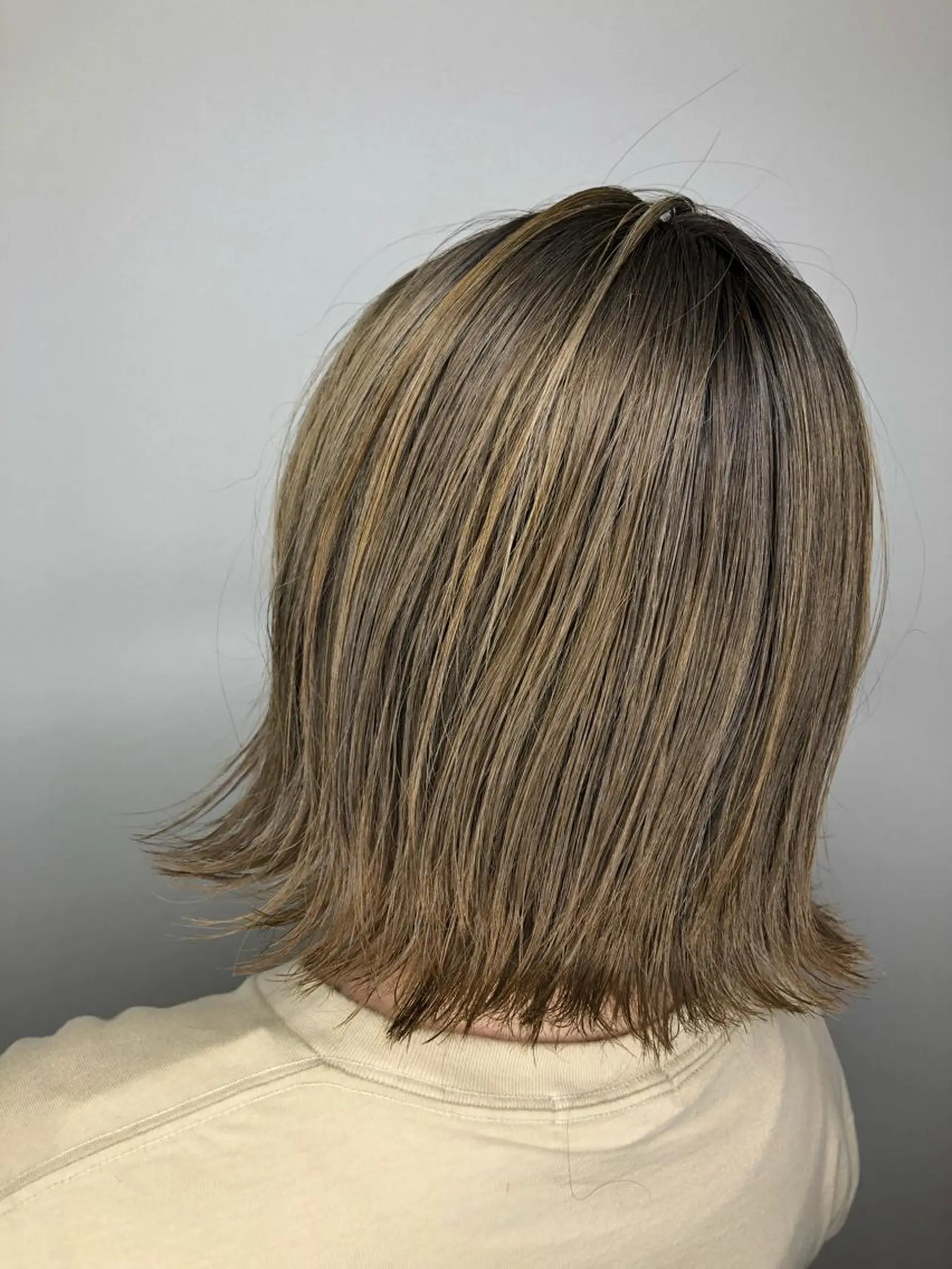 ミディアム EARTH 榎本のヘアスタイル