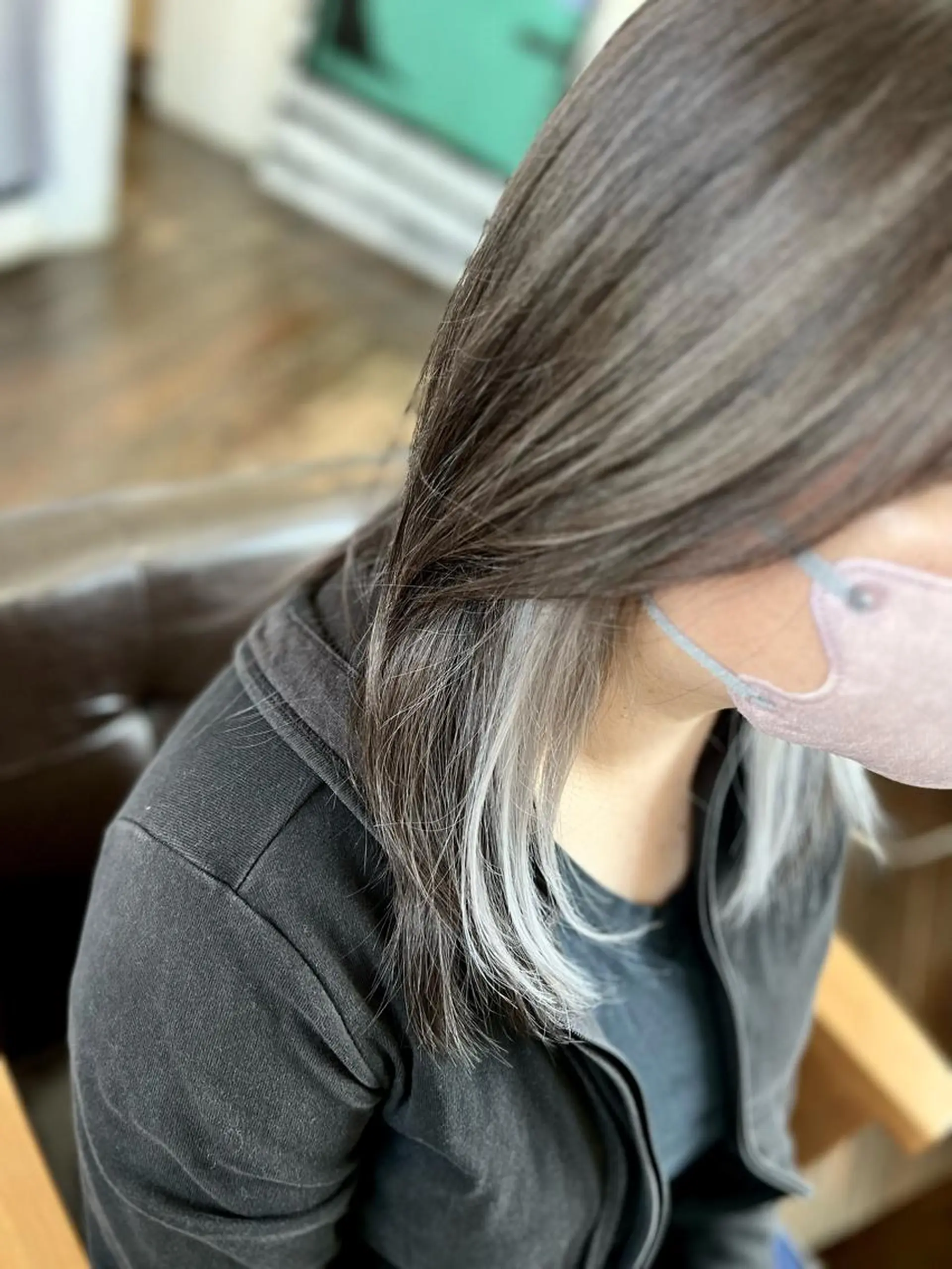 ミディアム カラー アッシュ アッシュグレー ブリーチ インナーカラー シルバー ヘアカラー トリートメント Style Tのヘアスタイル