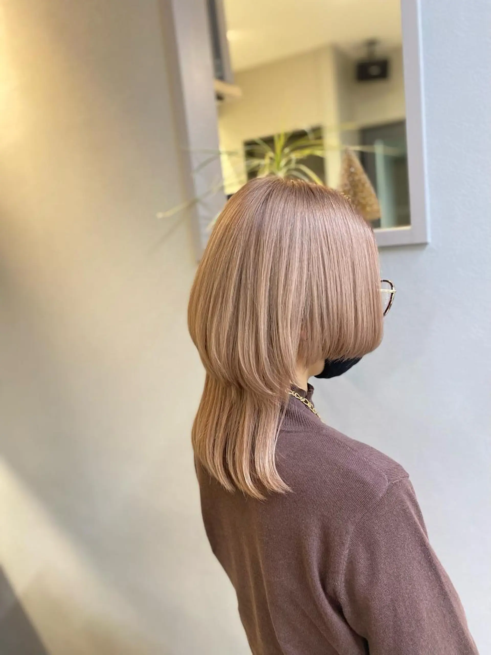 セミロング カラー ブリーチ 髪質改善特化サロン ICONIQ天神店のヘアスタイル