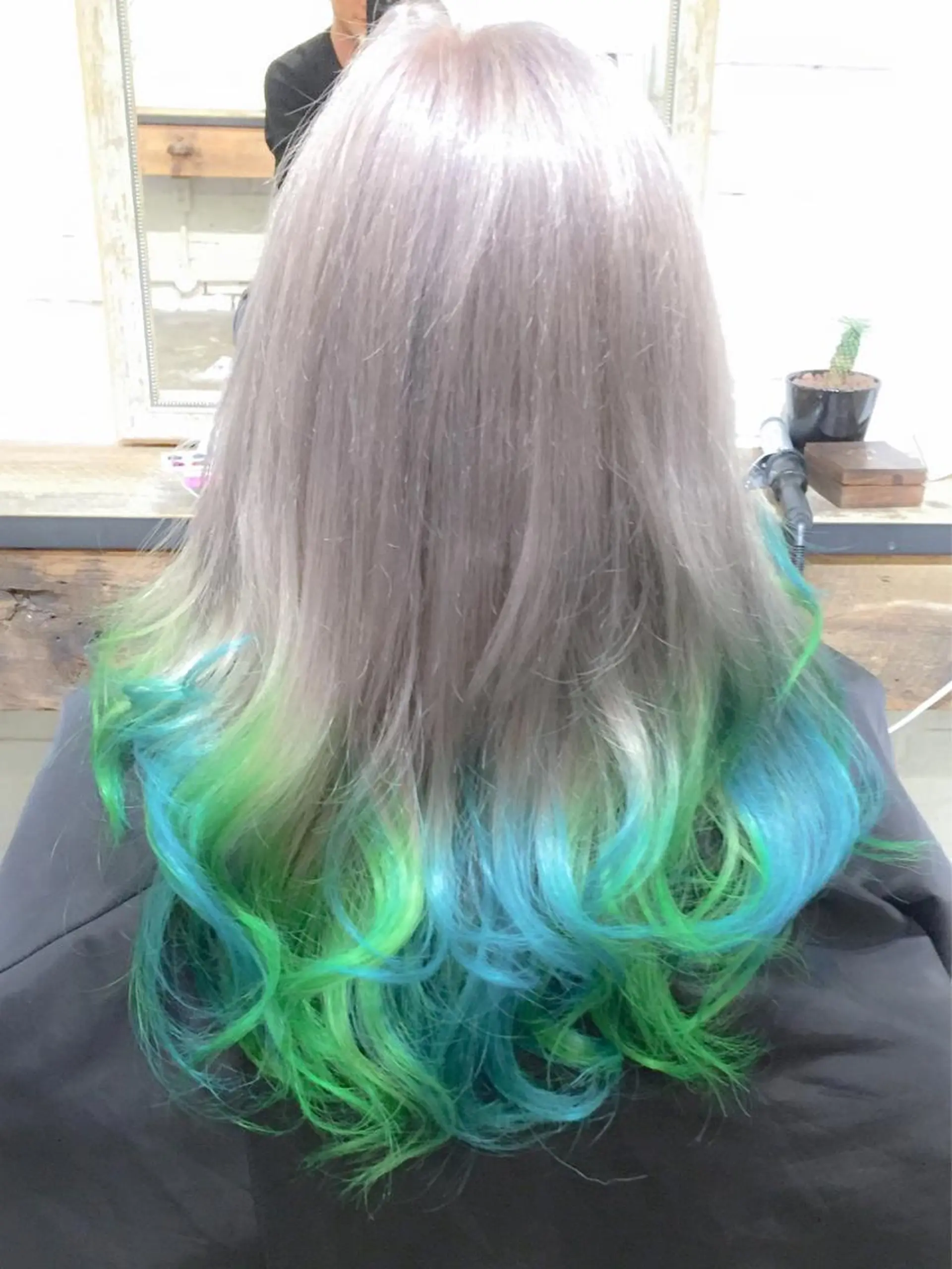 セミロング ロング カラー メッシュ エクステリピート率 No.1 菊池　悠介のヘアスタイル