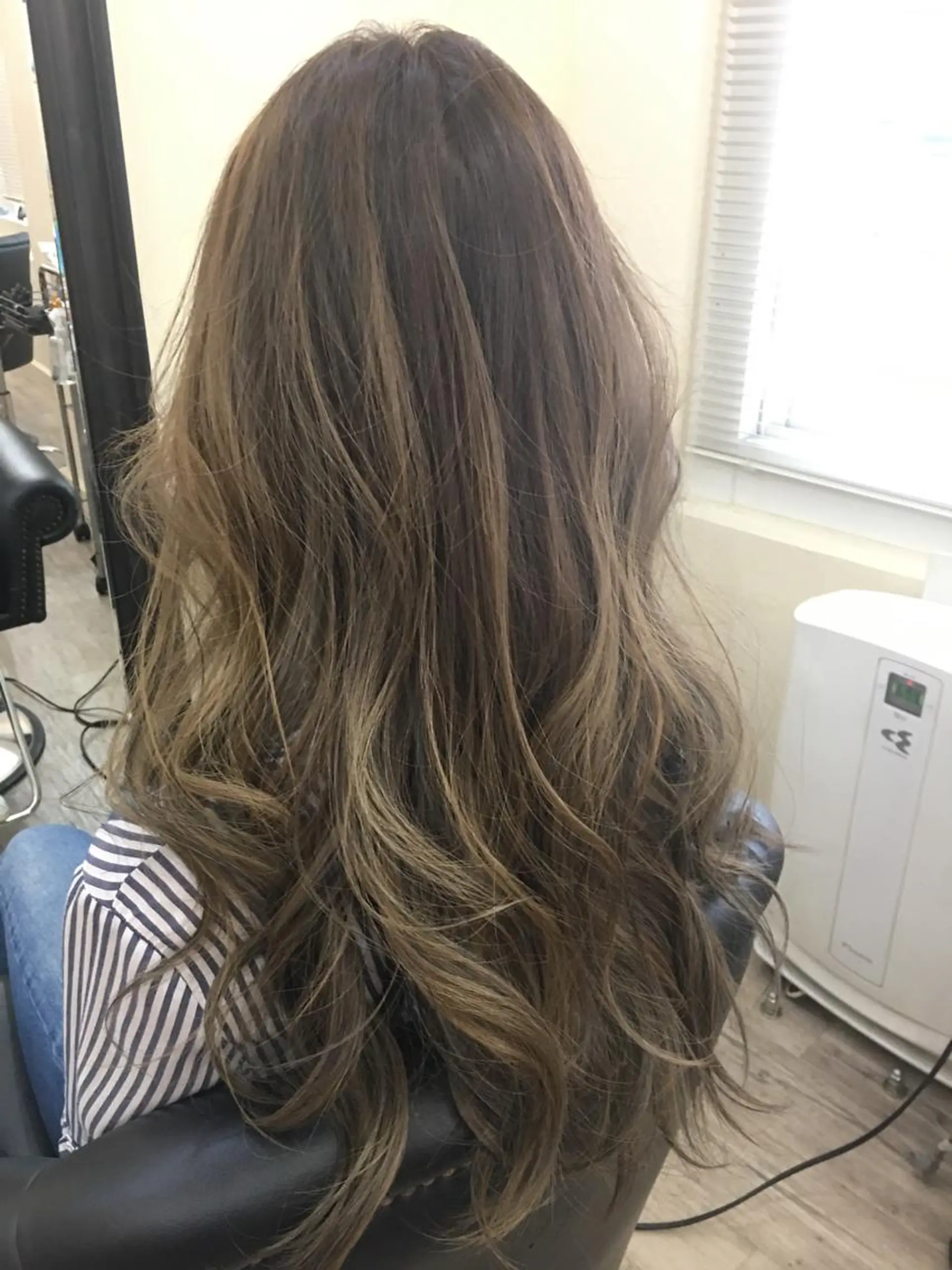 ロング カラー 鶴見 和美のヘアスタイル