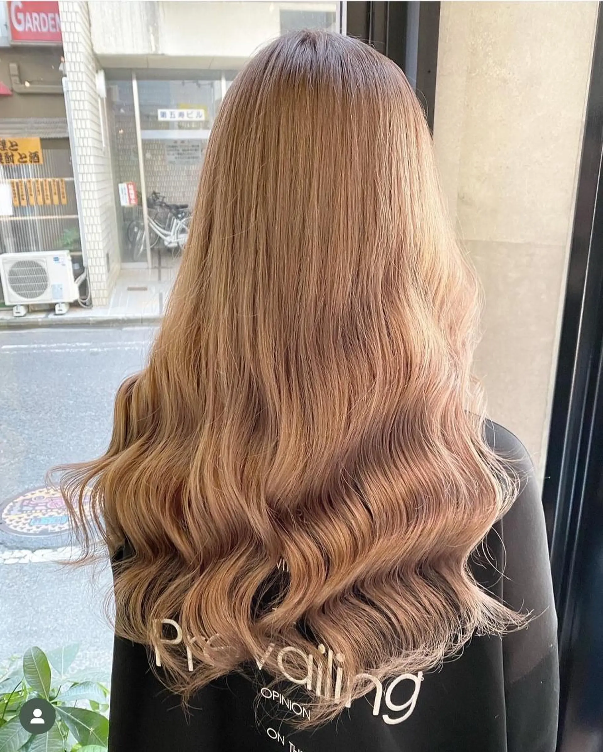 カラー ロング 紺野 愛美のヘアスタイル