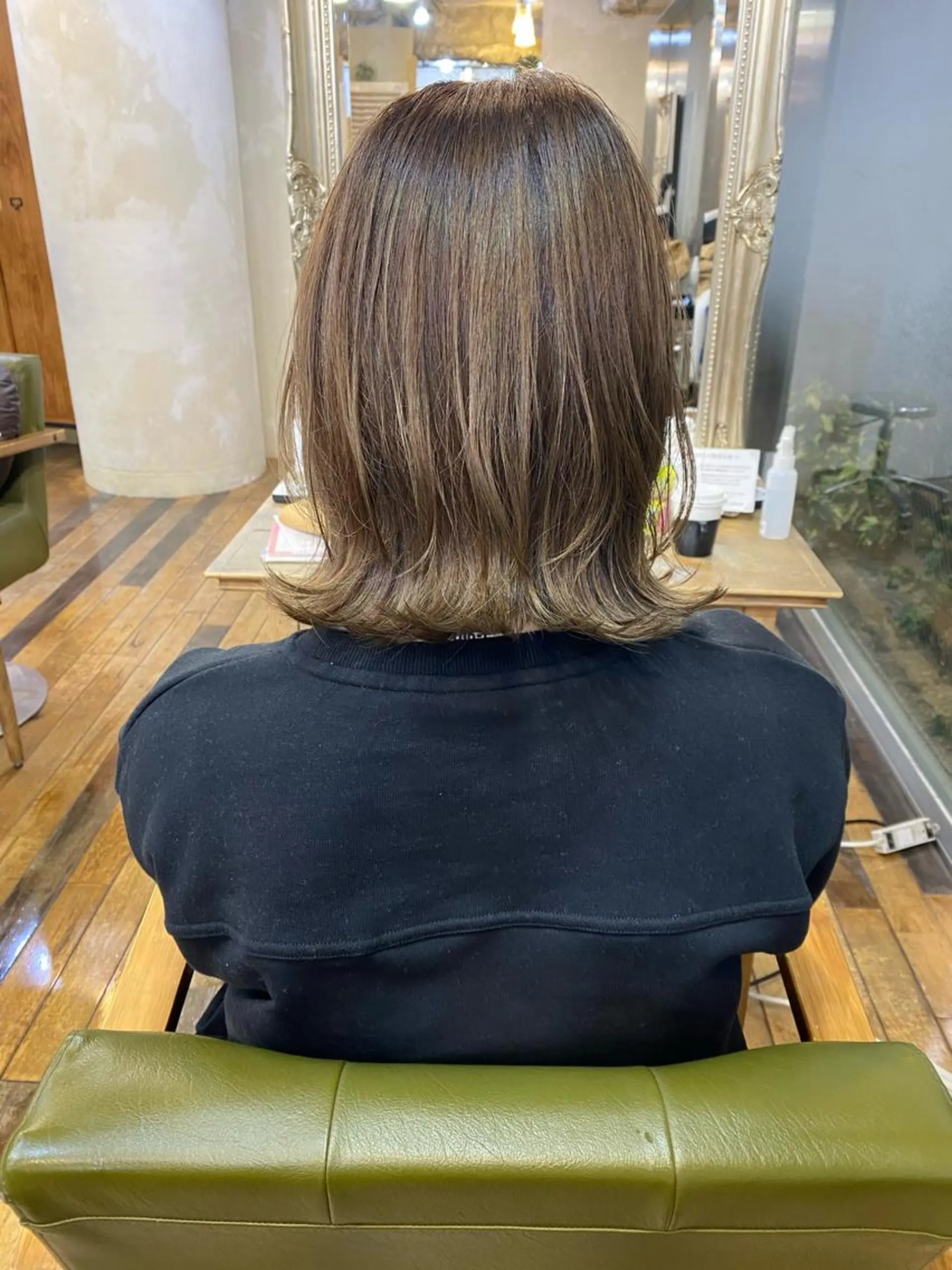 ミディアム レイヤーカット 外ハネヘア 鎌倉 彩のヘアスタイル