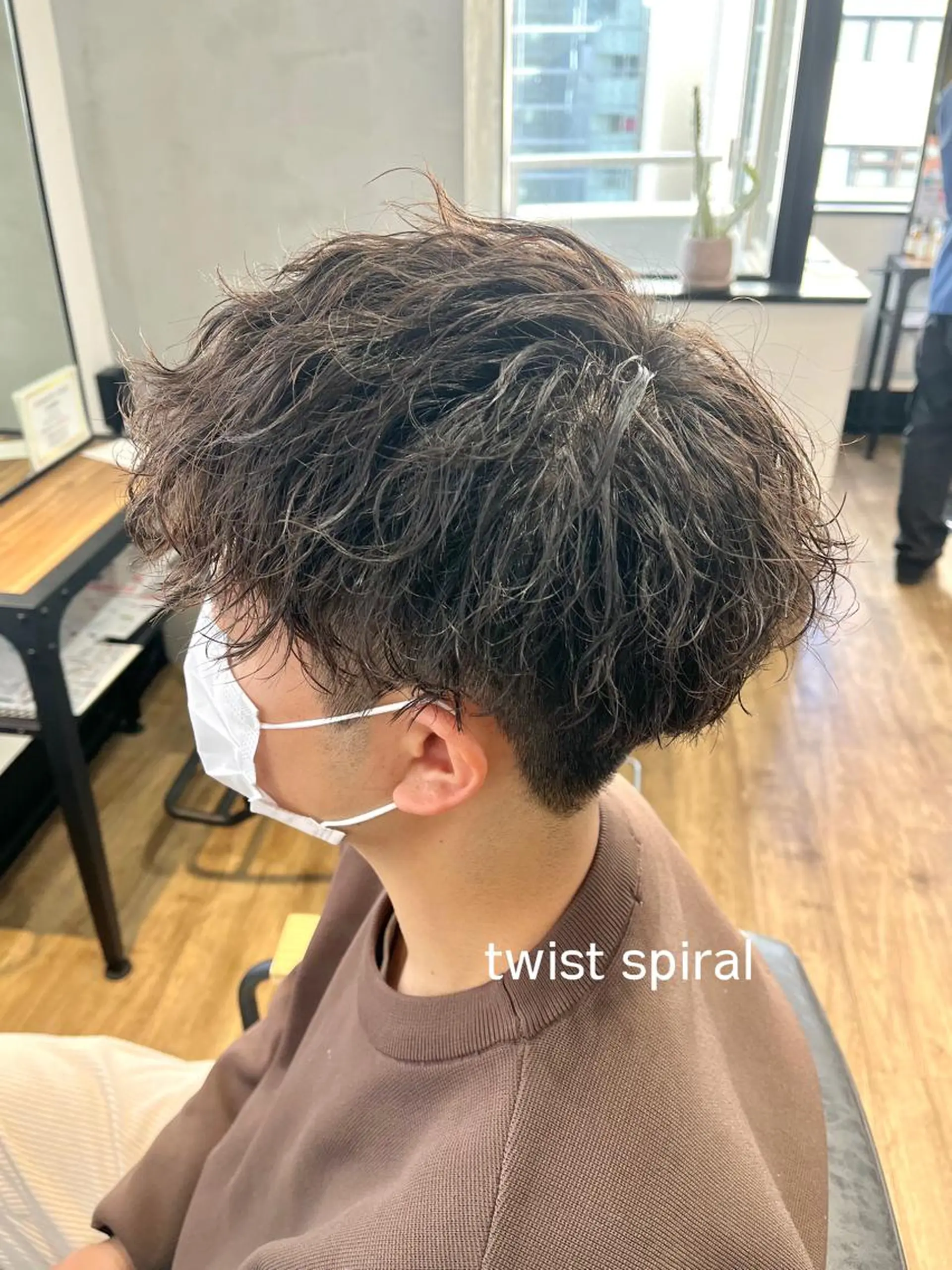 ミディアム パーマ メンズ ミディアムパーマ メンズブリーチ センターパート フェードカット マッシュ カット パーマ メンズカット/パーマ Yoshiのヘアスタイル