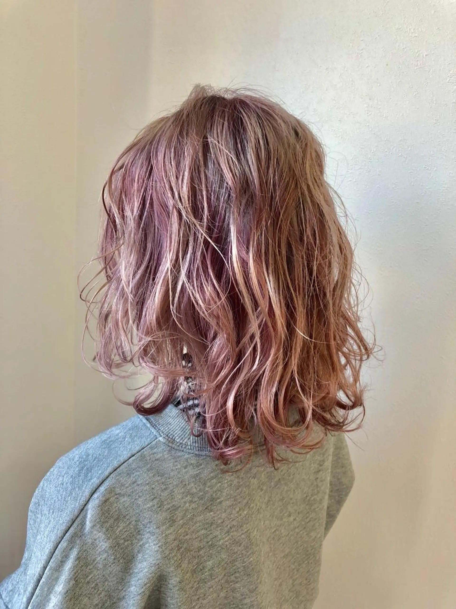 ミディアム カラー ブリーチ ピンクカラー カット ヘアカラー パーマ 岩田 萌那のヘアスタイル