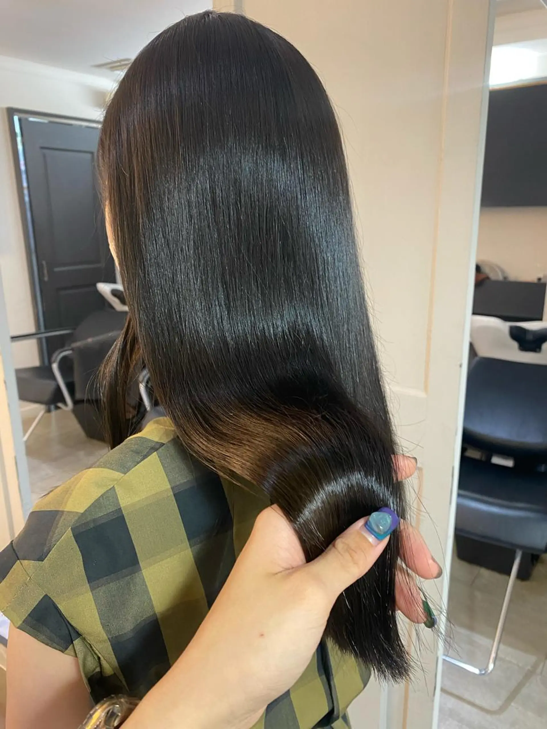 ロング カラー 梅田ハイトーン チダ ヒナノのヘアスタイル