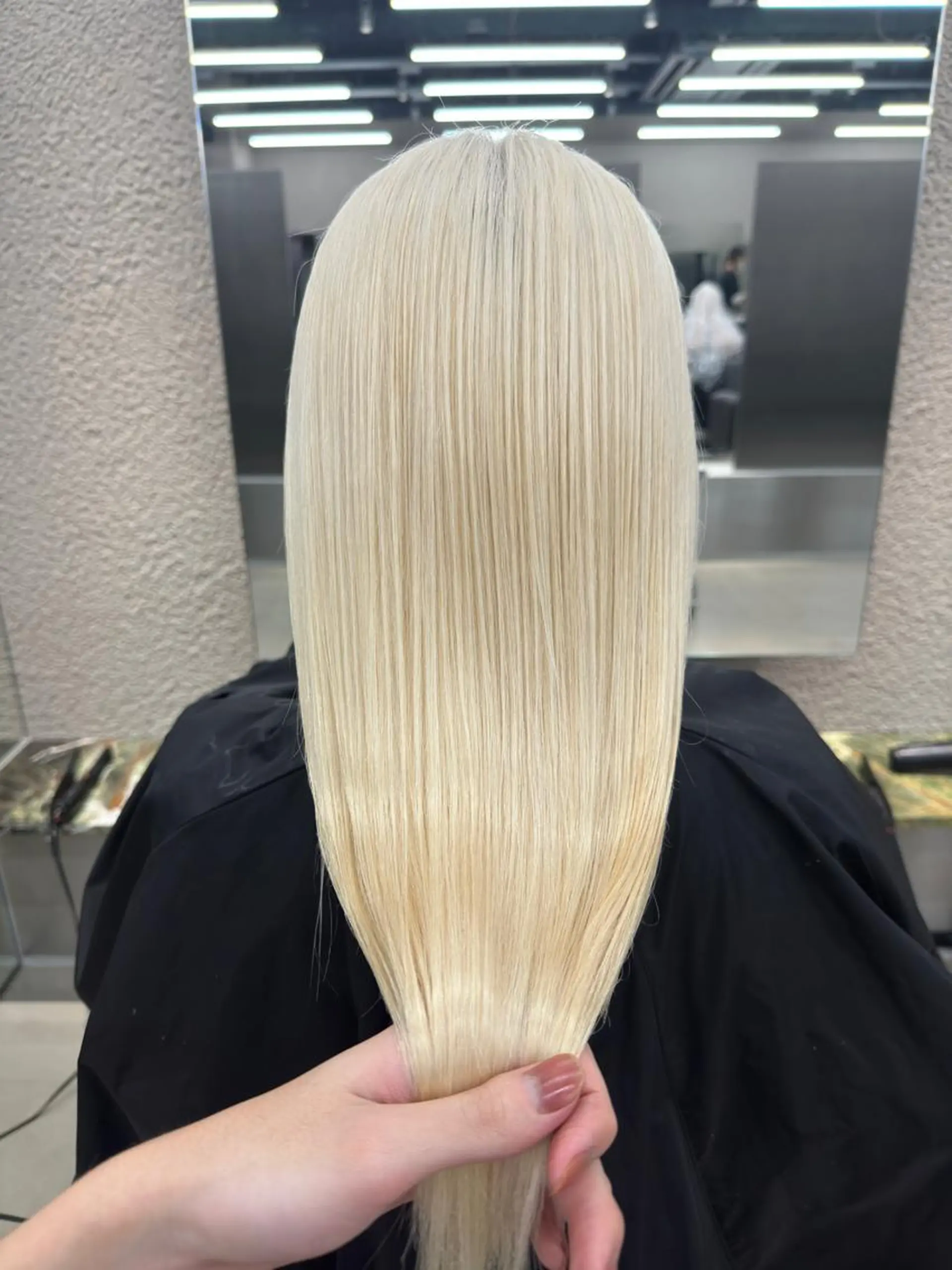 セミロング カラー ブロンド ホワイトブロンド ヘアカラー トリートメント 鈴木/ミルクティー/ ブリーチ/ボブ/のヘアスタイル