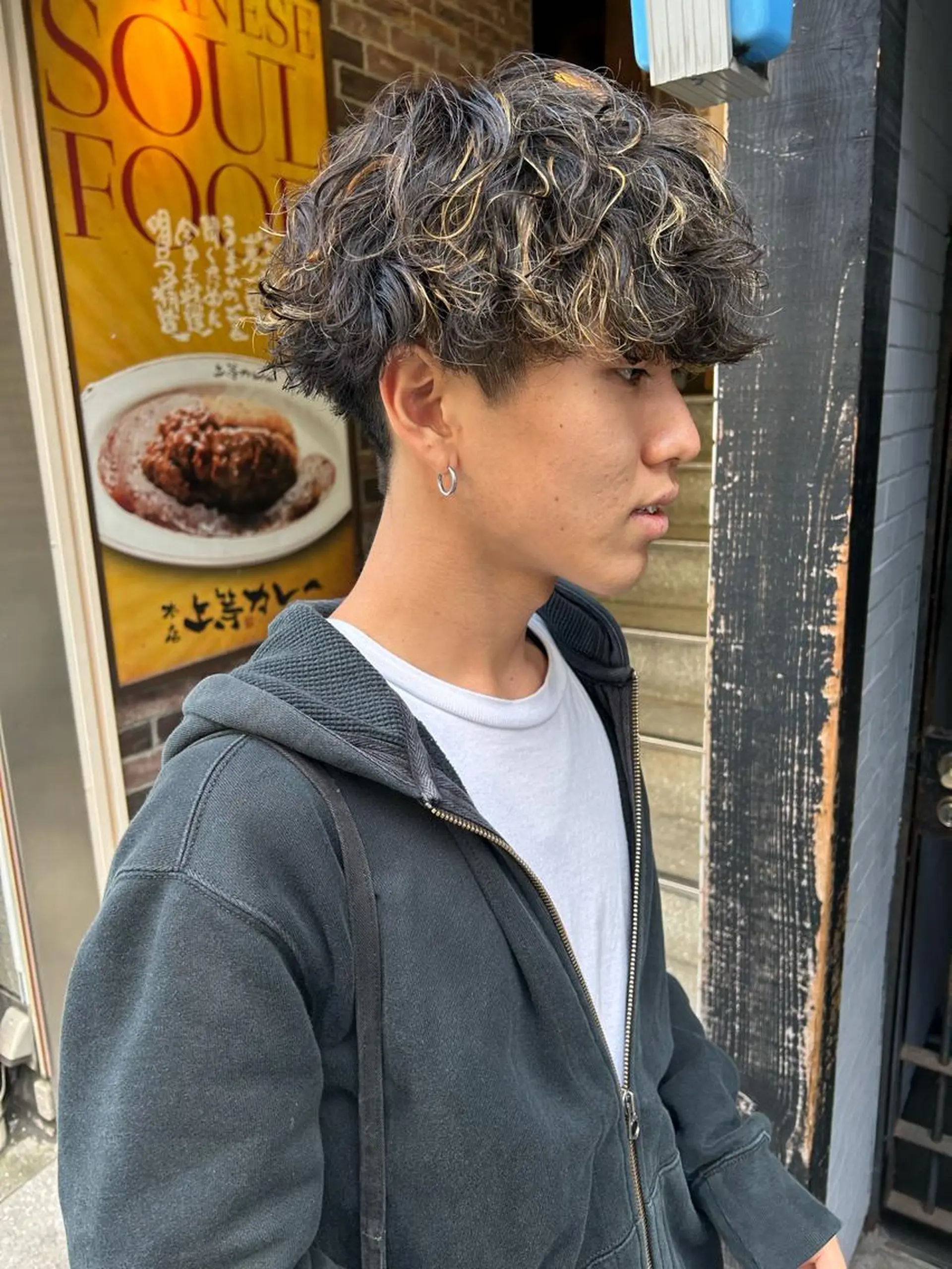 ショート カラー パーマ メンズ メンズブリーチ メンズハイライト メンズインナーカラー メンズパーマ プードルパーマ charme所属・💈メンズ特化美容師 ✂︎伊藤大輝💈のヘアスタイル